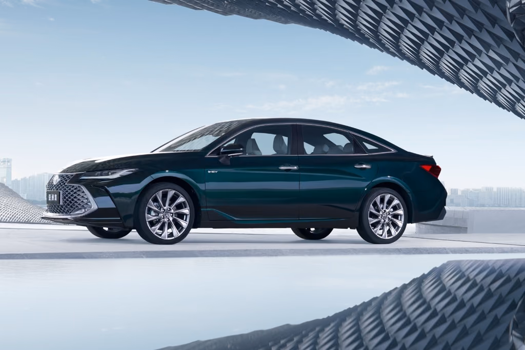 Toyota Avalon в профиль на светлом фоне