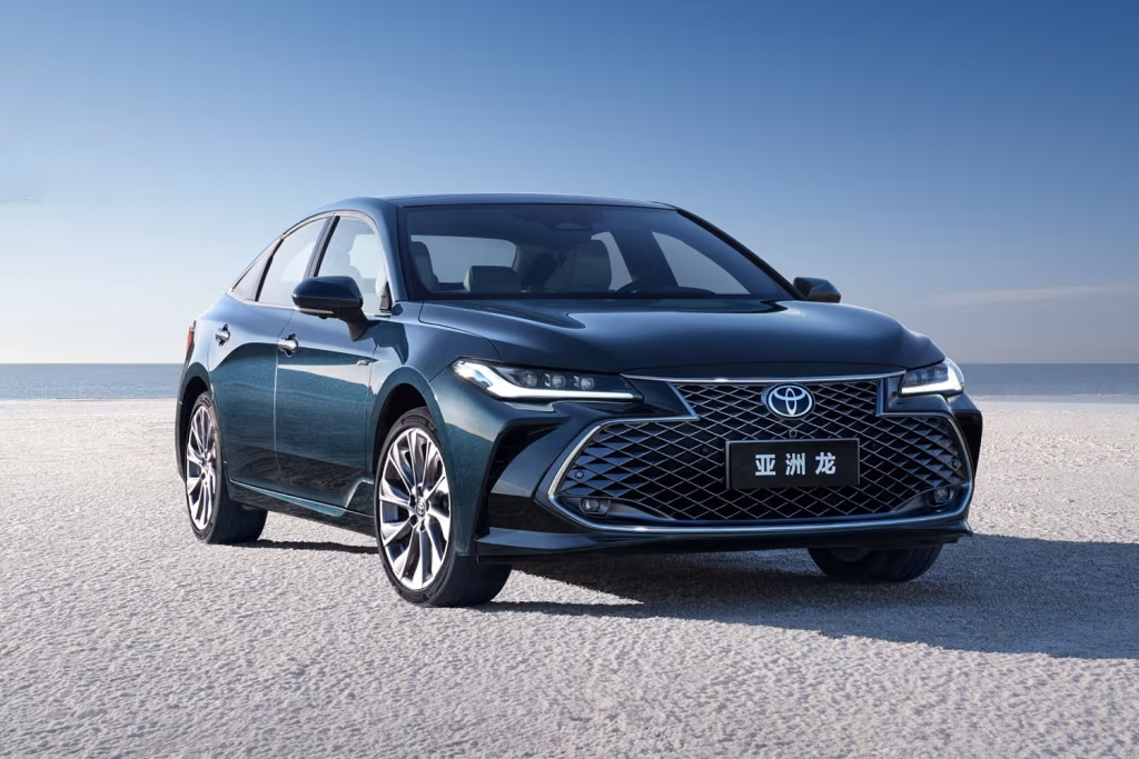 Toyota Avalon спереди с ромбовидной решёткой