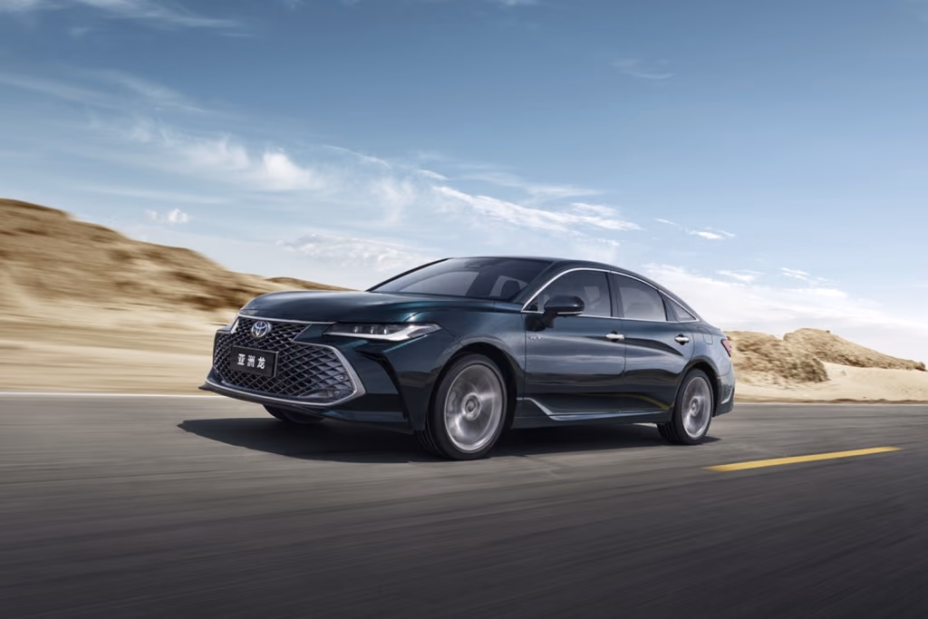 Toyota Avalon в движении на загородной дороге