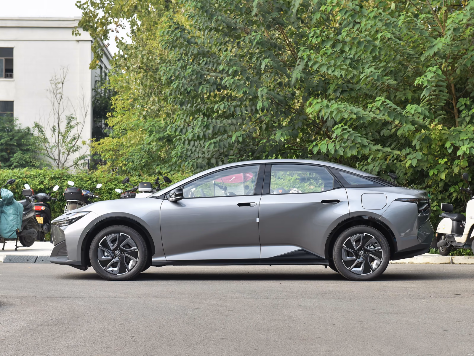 Toyota bZ3 в профиль на городской улице