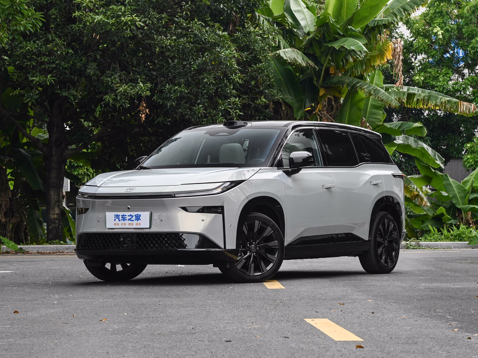 Toyota bZ3X — вид спереди в три четверти