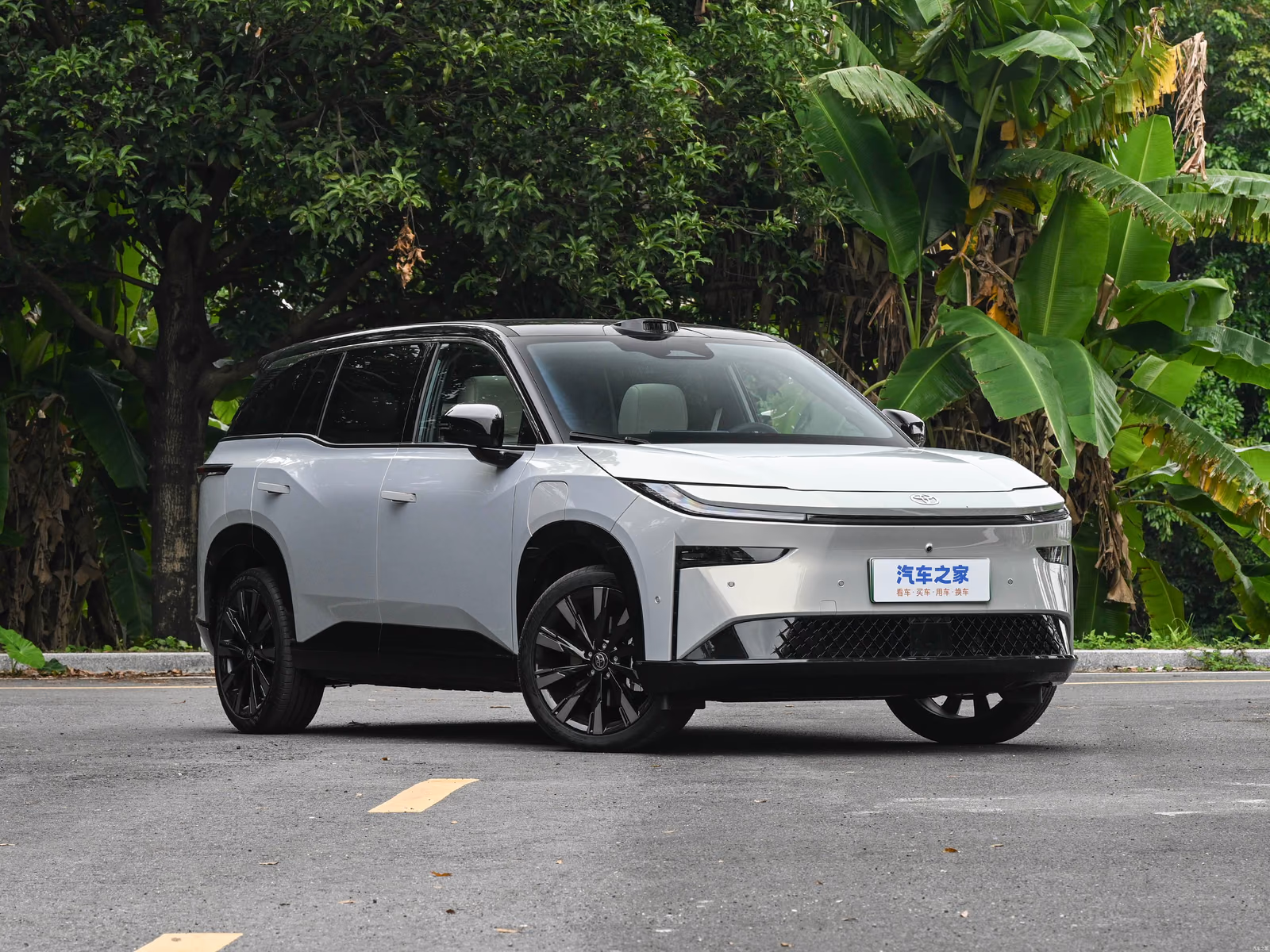 Toyota bZ3X — передняя часть с противоположной стороны