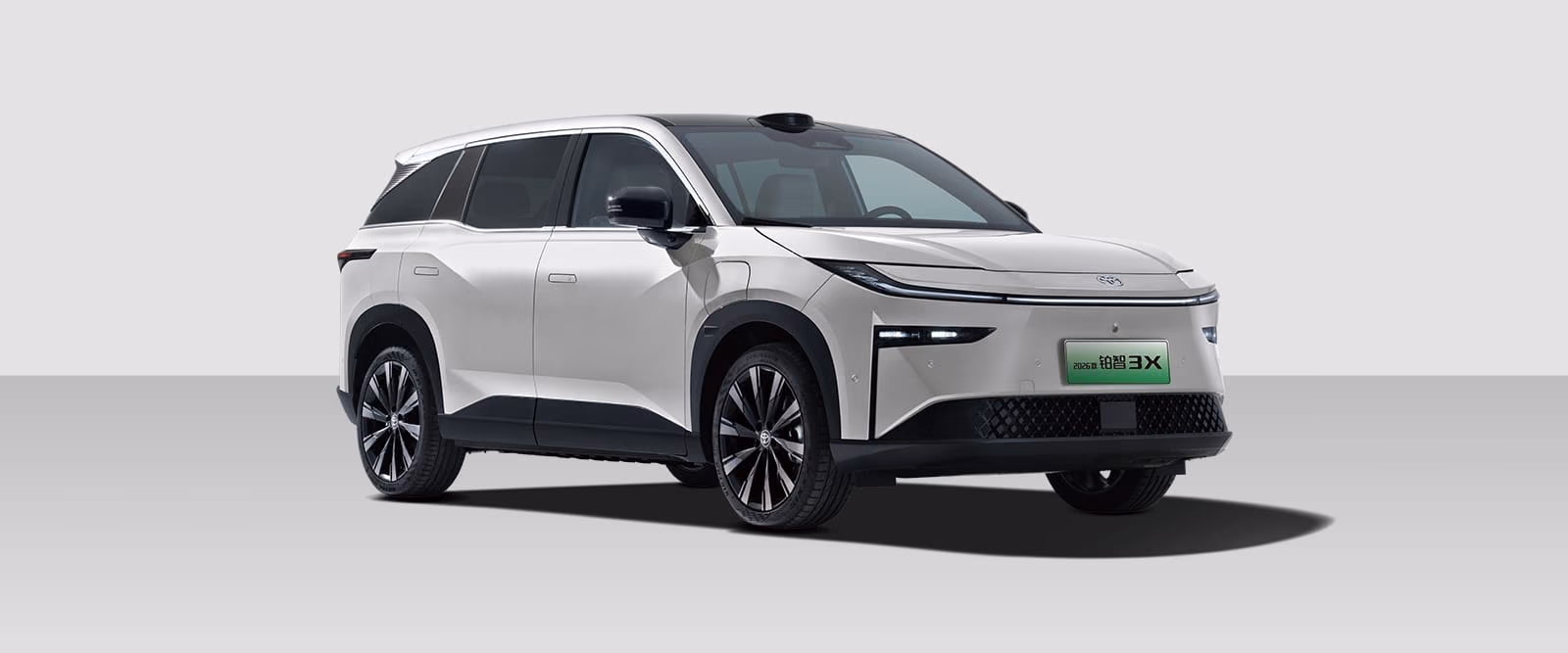 Toyota bZ3X — вид сзади в три четверти