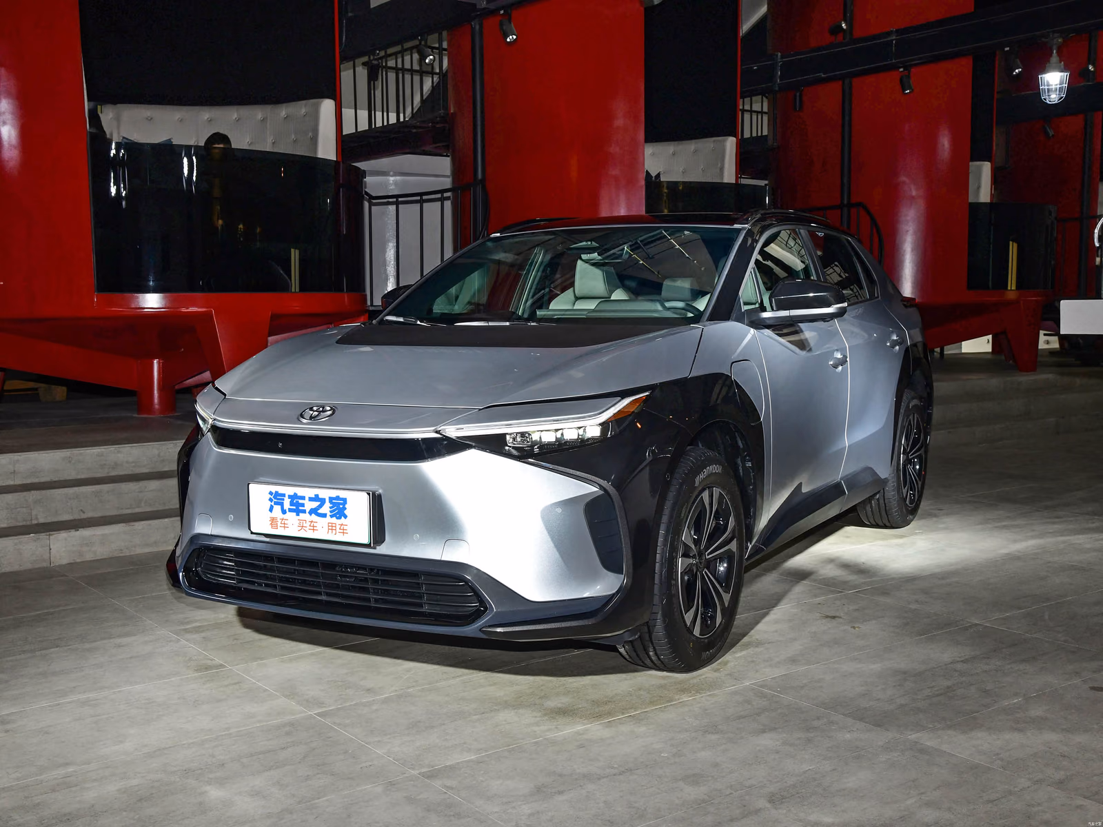 Toyota bZ4X — вид спереди в три четверти