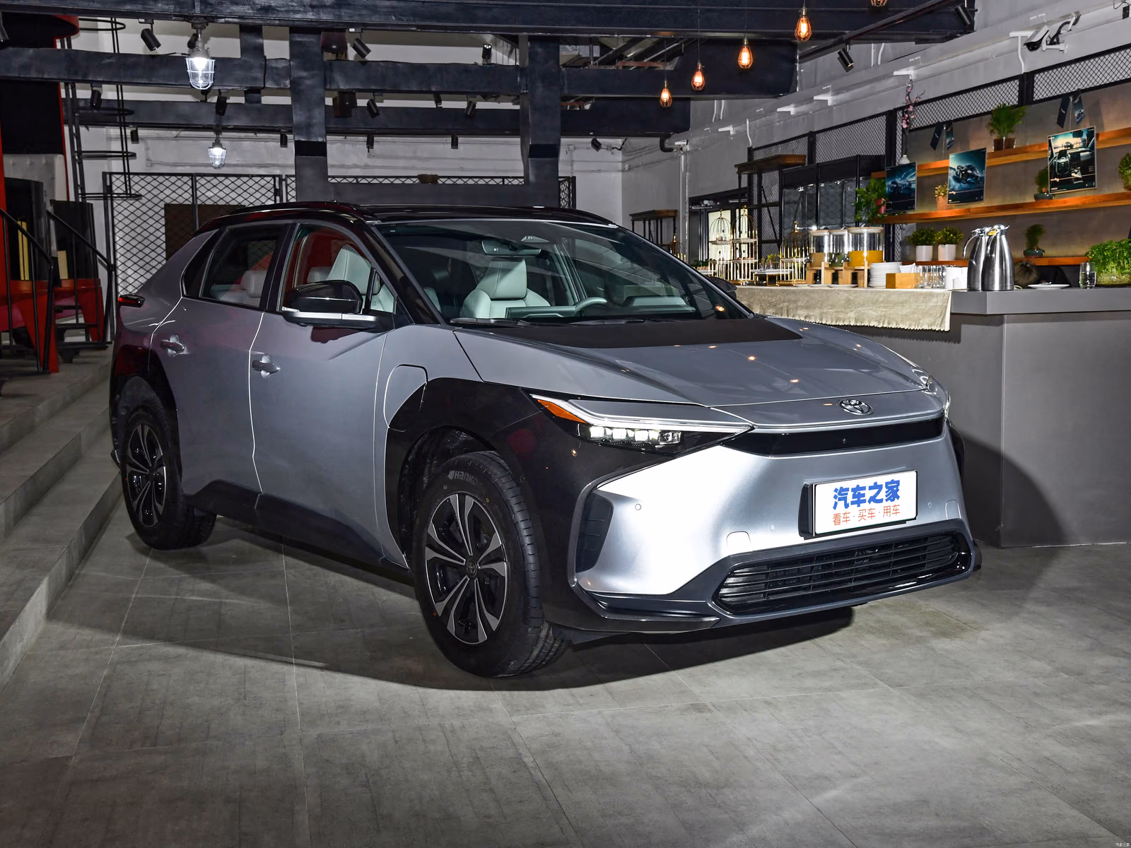 Toyota bZ4X — передняя часть с противоположной стороны