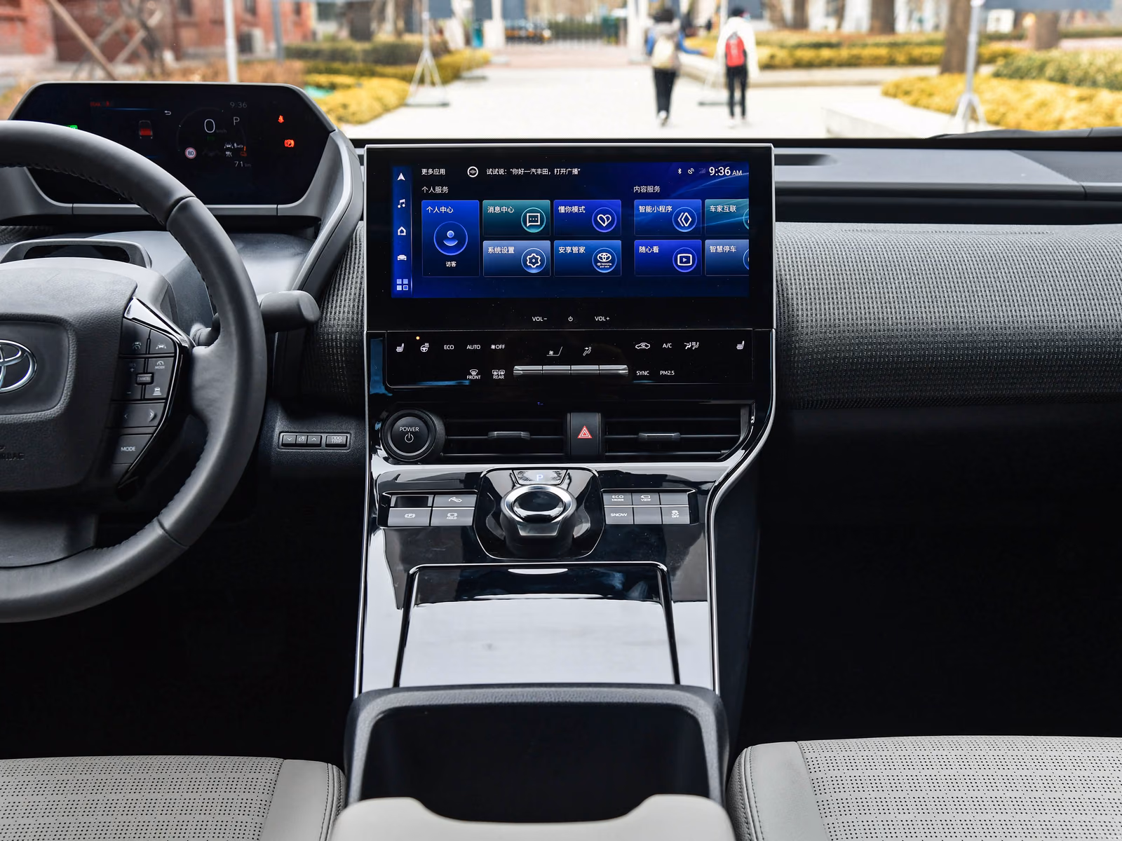 Toyota bZ4X — центральный экран и консоль