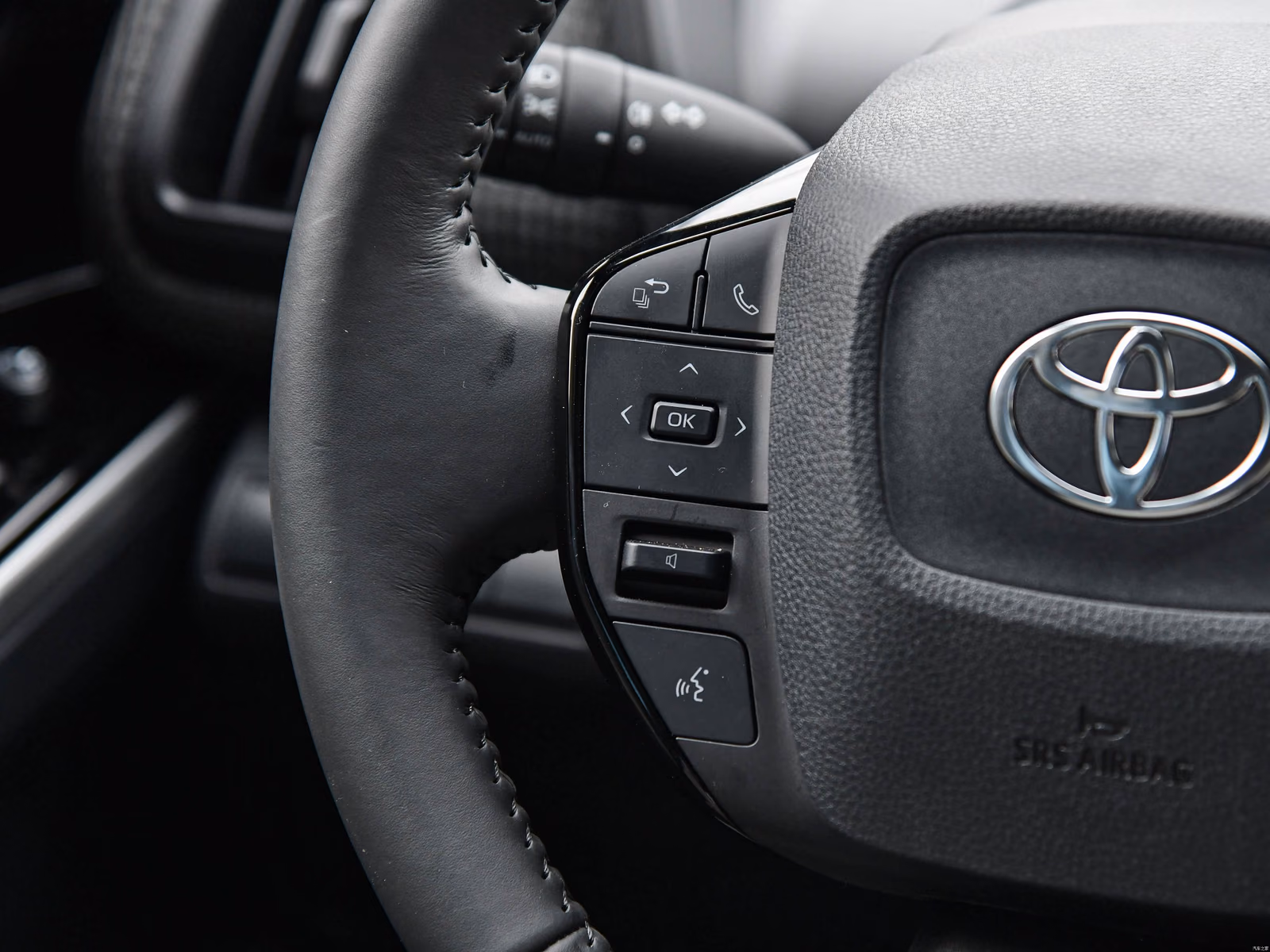 Toyota bZ4X — левый блок управления на руле