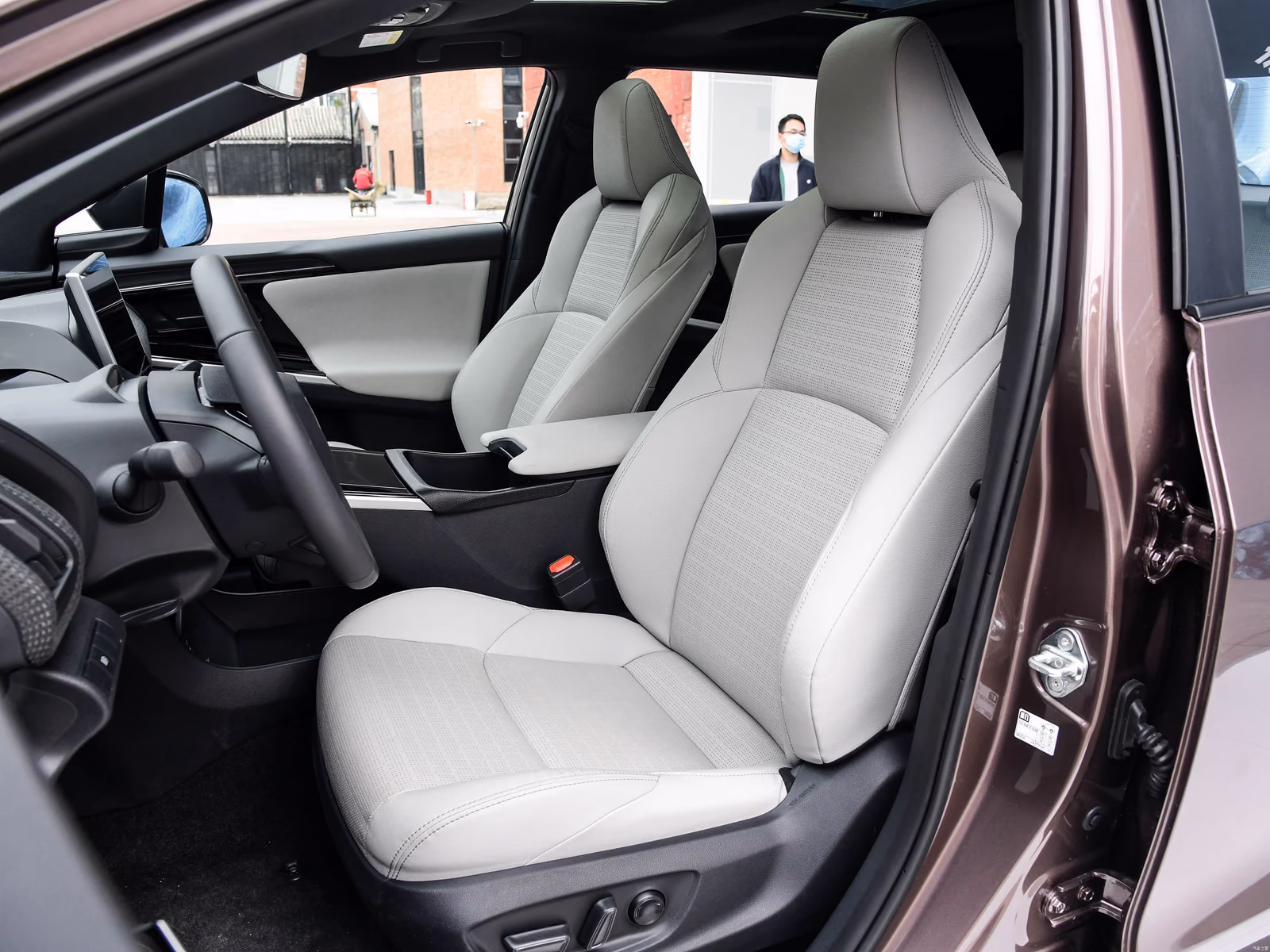 Toyota bZ4X — светлые передние кресла