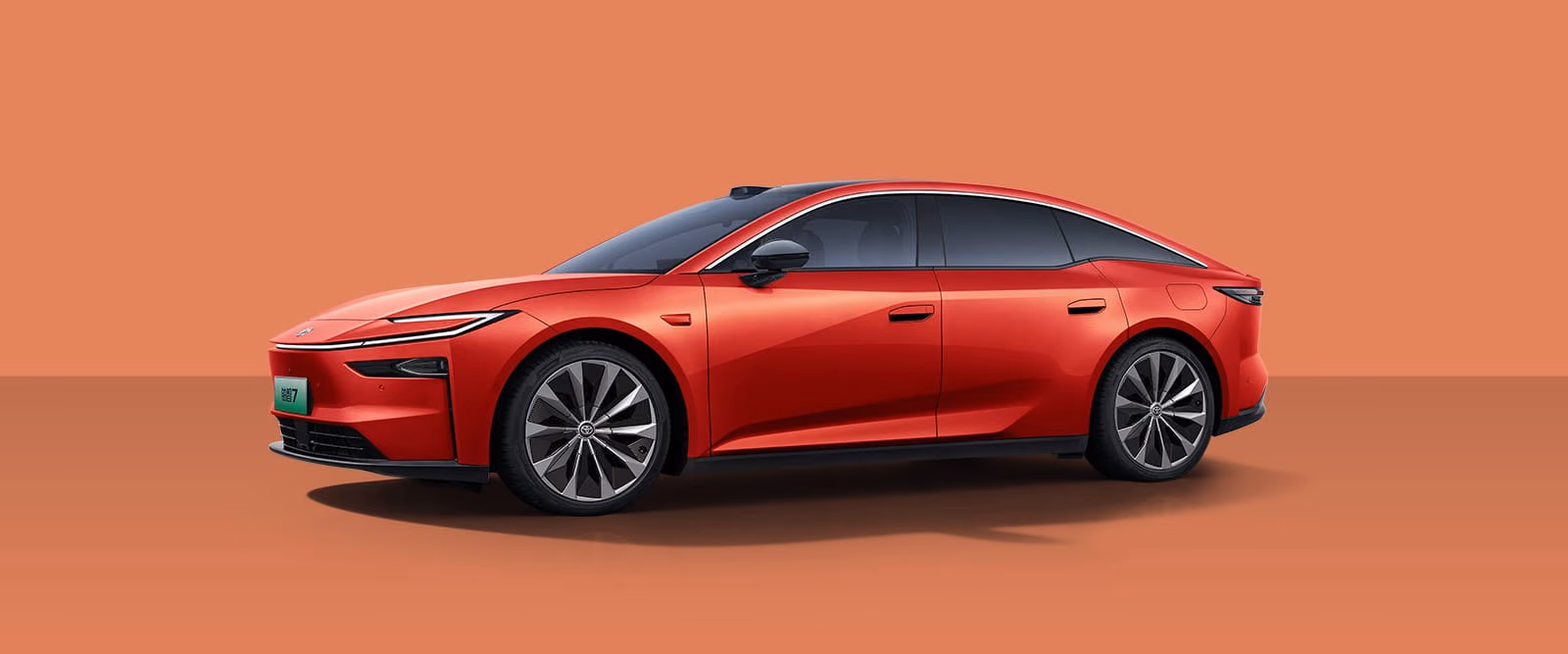 Красная Toyota bZ7 в профиль