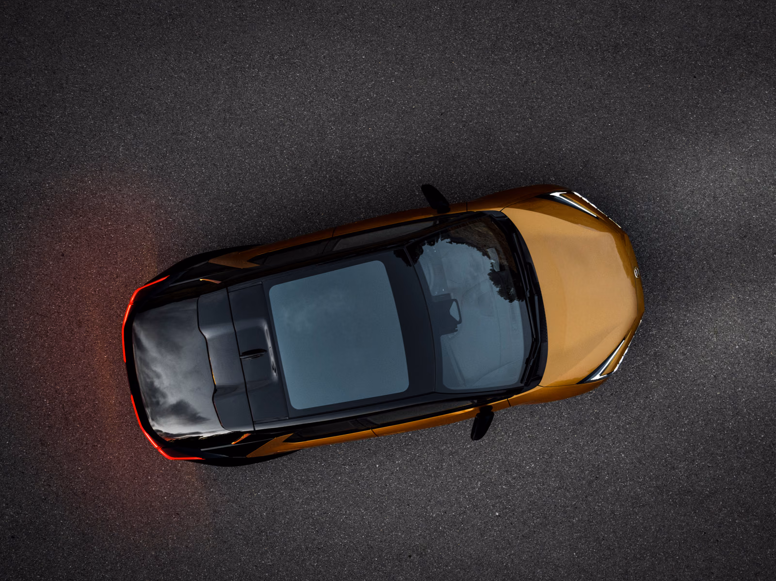 Toyota C-HR с панорамной крышей, вид сверху