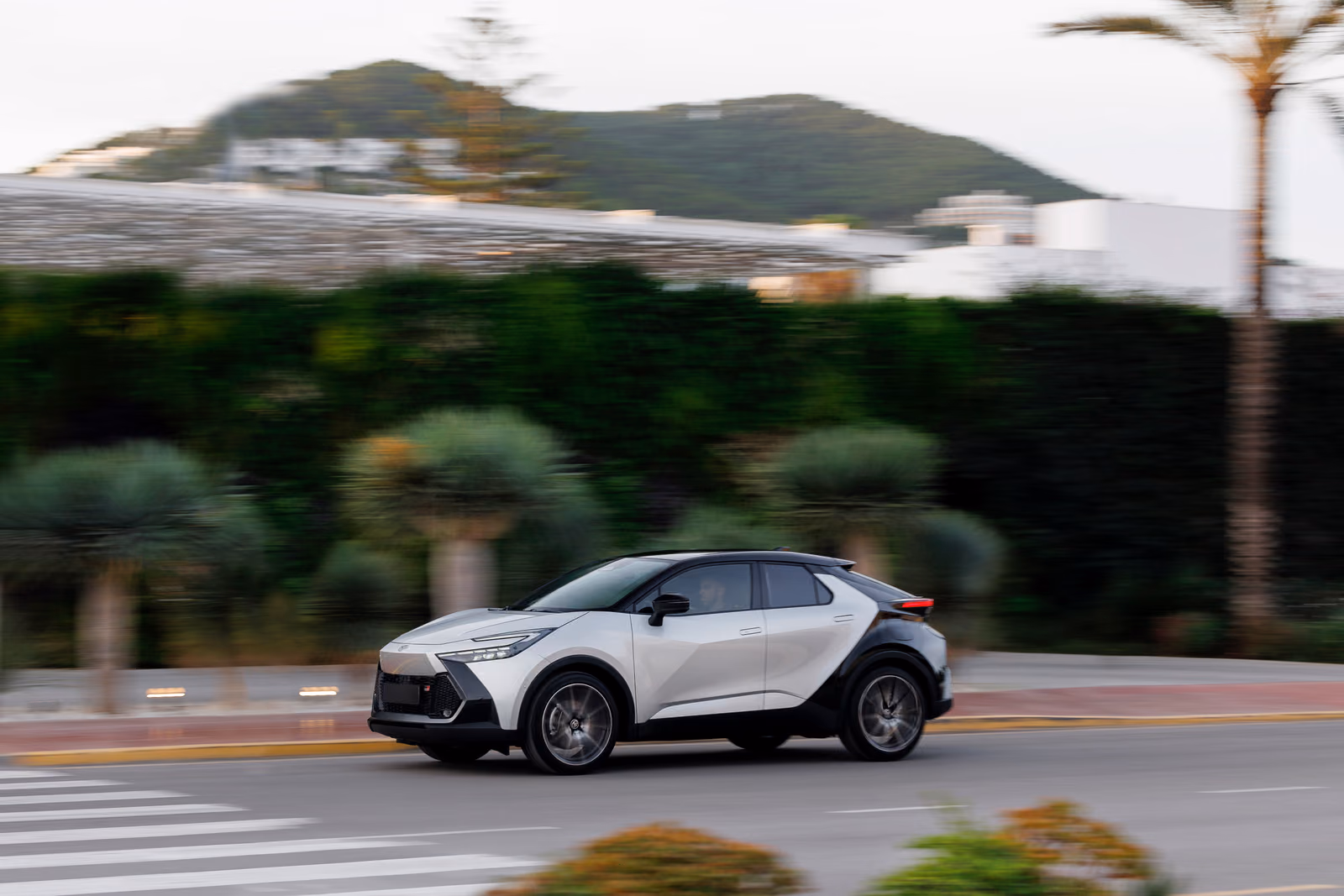 Серебристый Toyota C-HR на дороге