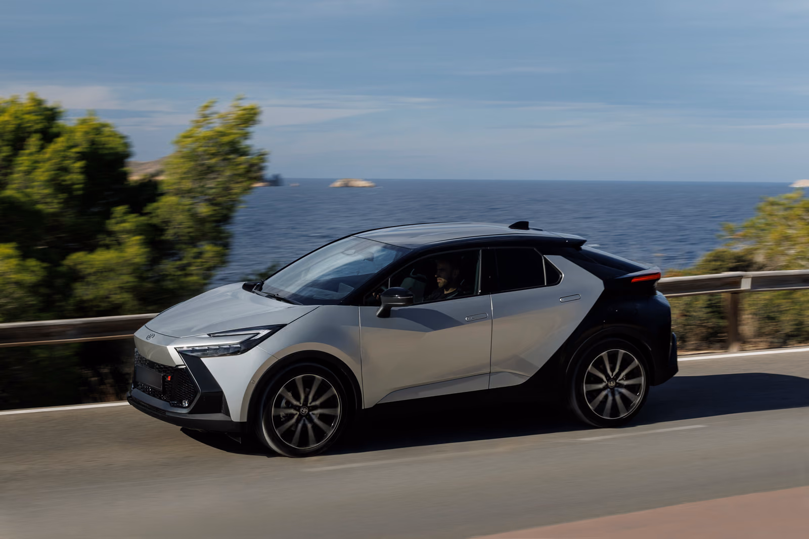 Серебристый Toyota C-HR на морском побережье