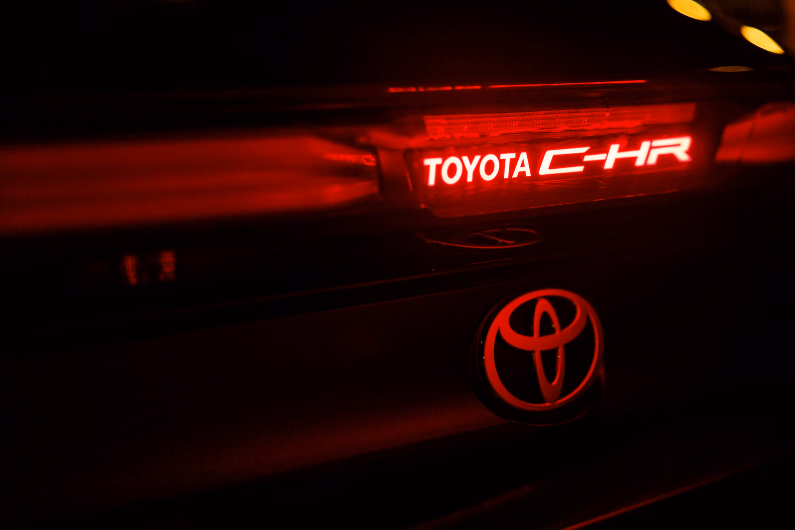 Световая подпись Toyota C-HR на корме