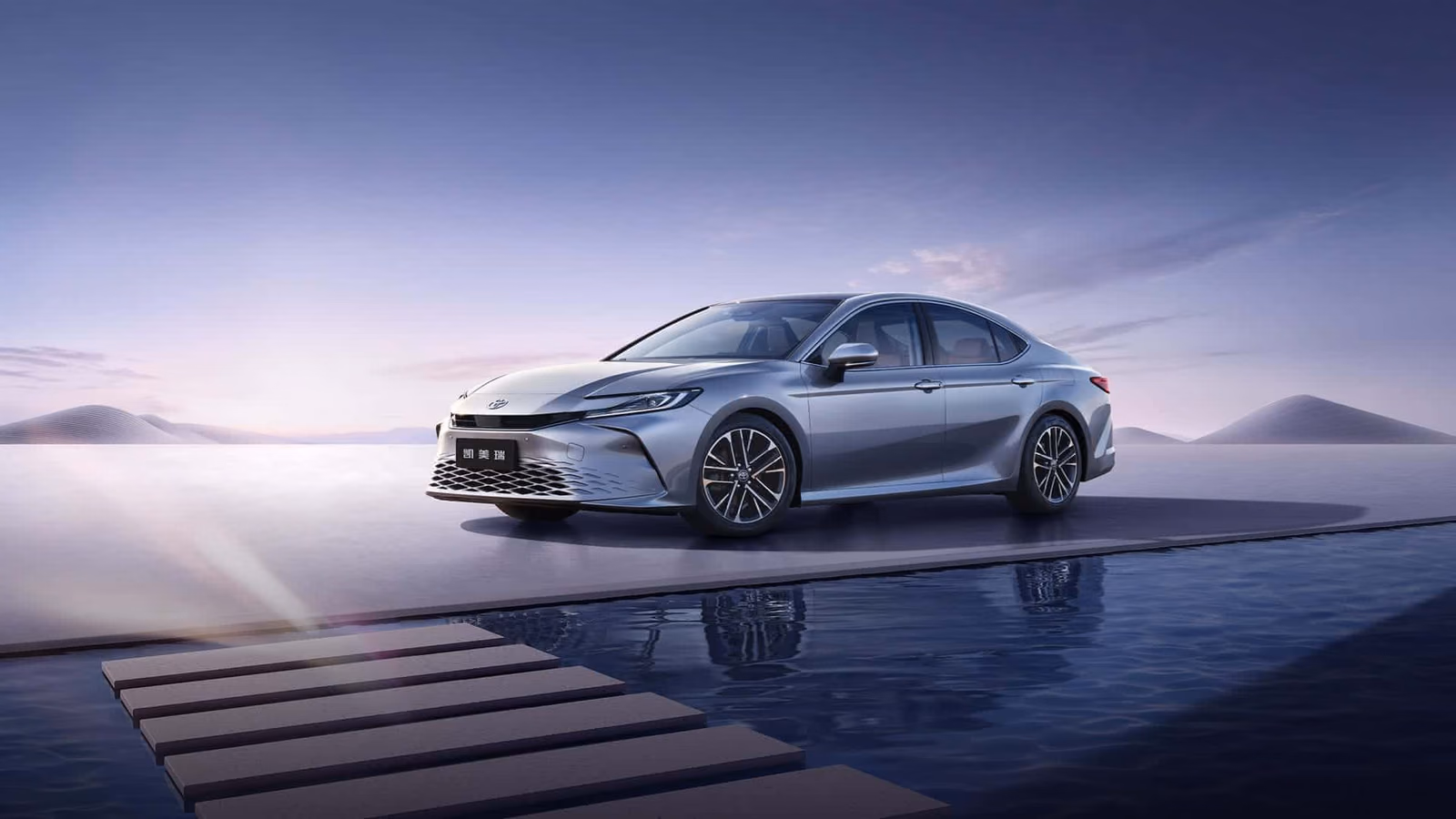 Toyota Camry — вид спереди в три четверти