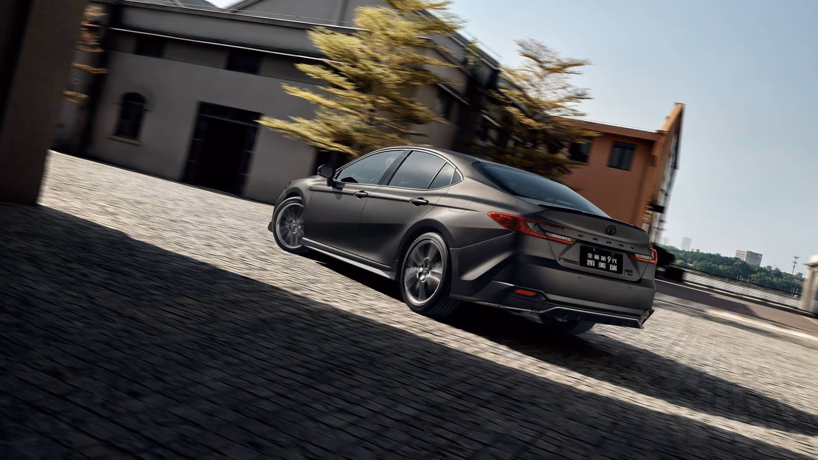 Toyota Camry — вид сзади в три четверти
