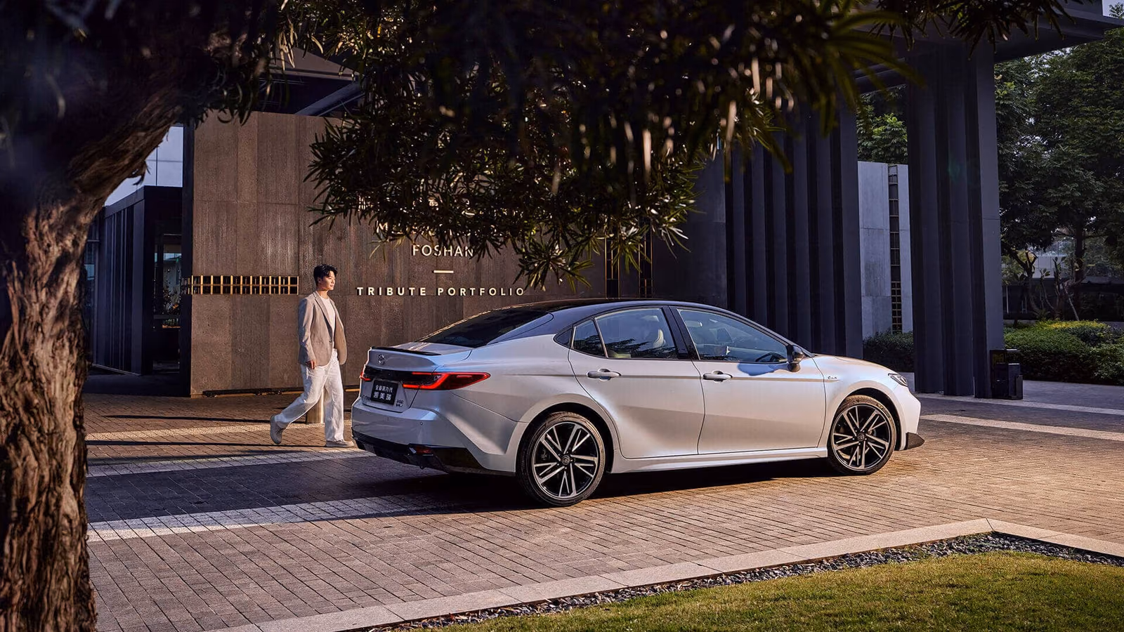 Toyota Camry в профиль, силуэт седана целиком