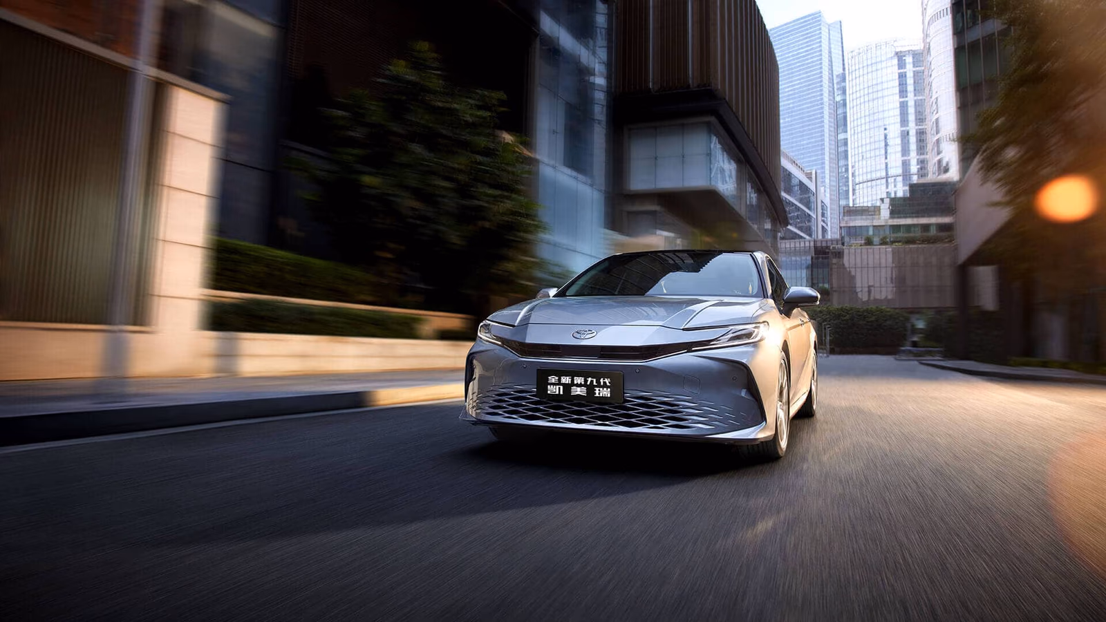 Toyota Camry в движении по городу