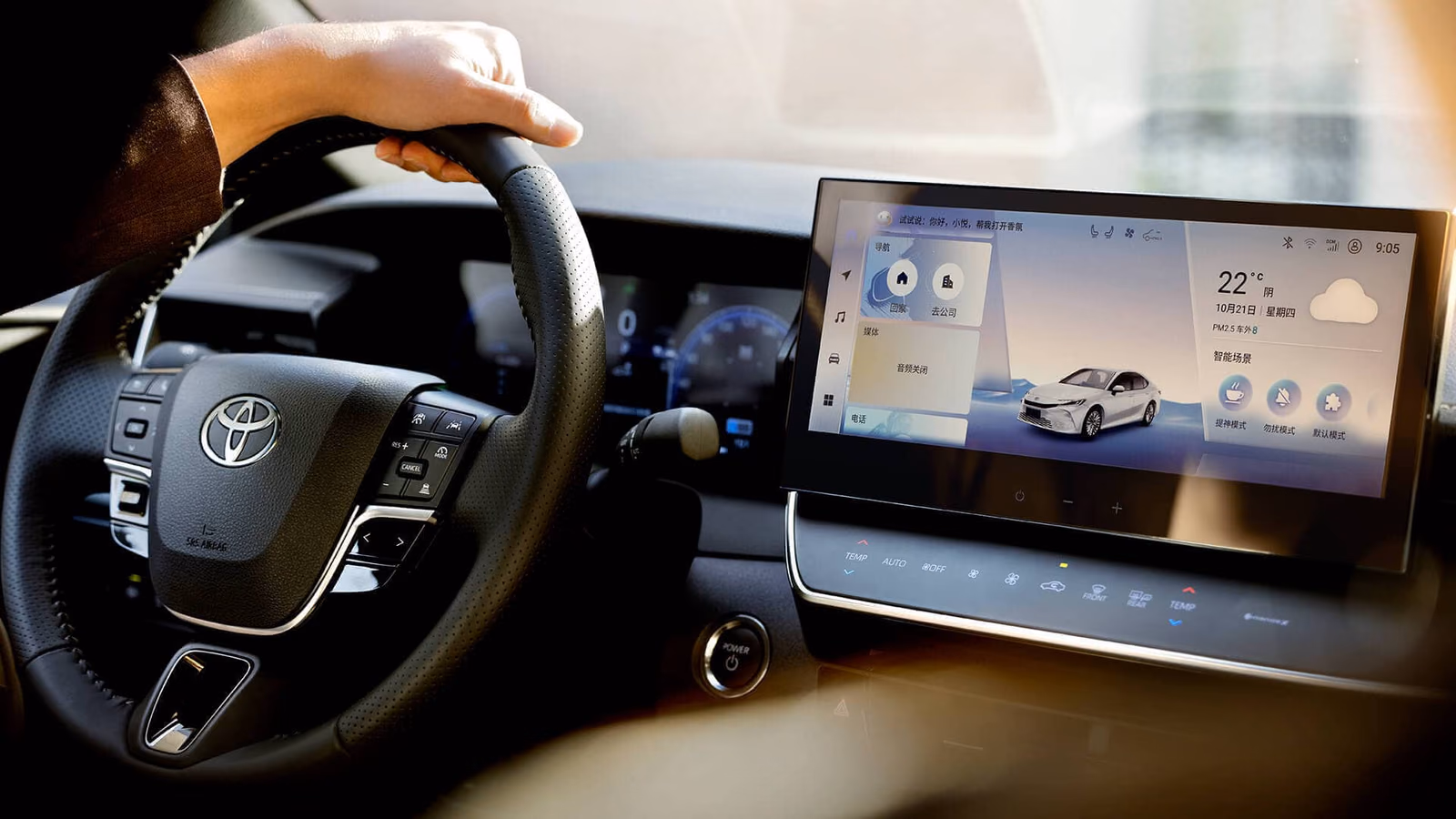 Место водителя Toyota Camry: руль и мультимедийный дисплей
