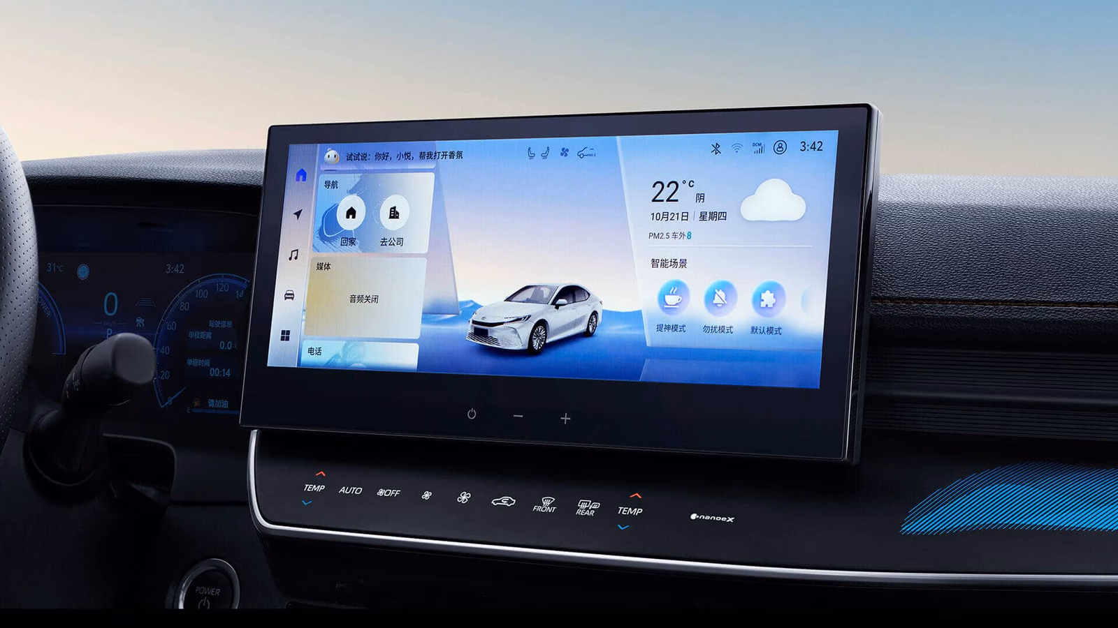 Мультимедийный экран Toyota Camry крупным планом