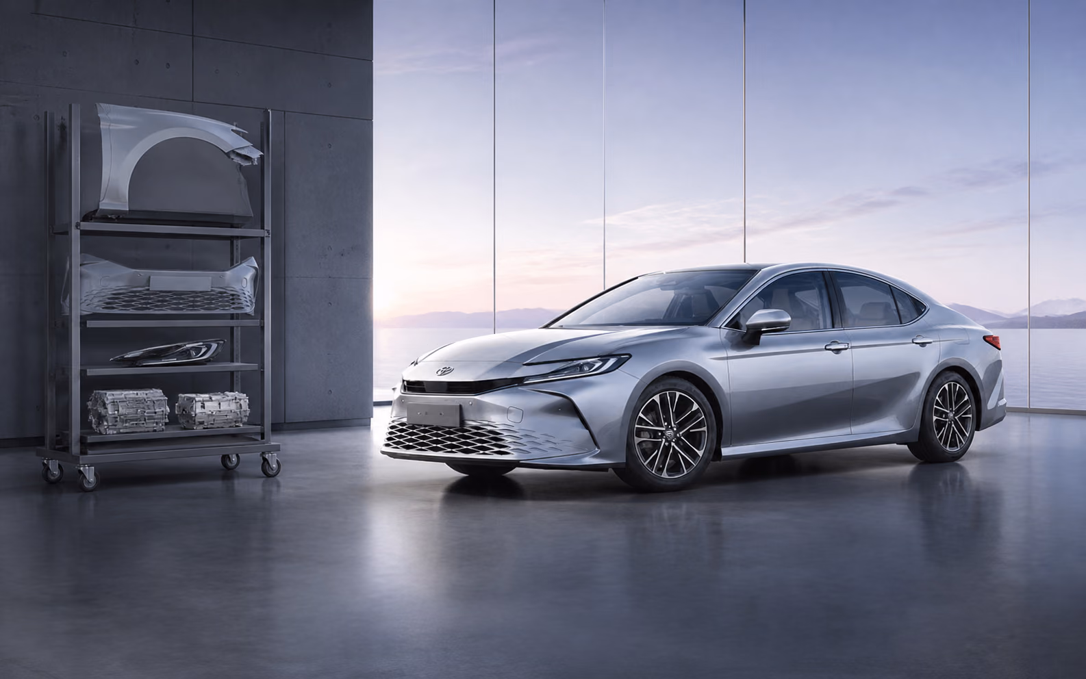 Toyota Camry XV80 рядом с кузовными и гибридными запчастями
