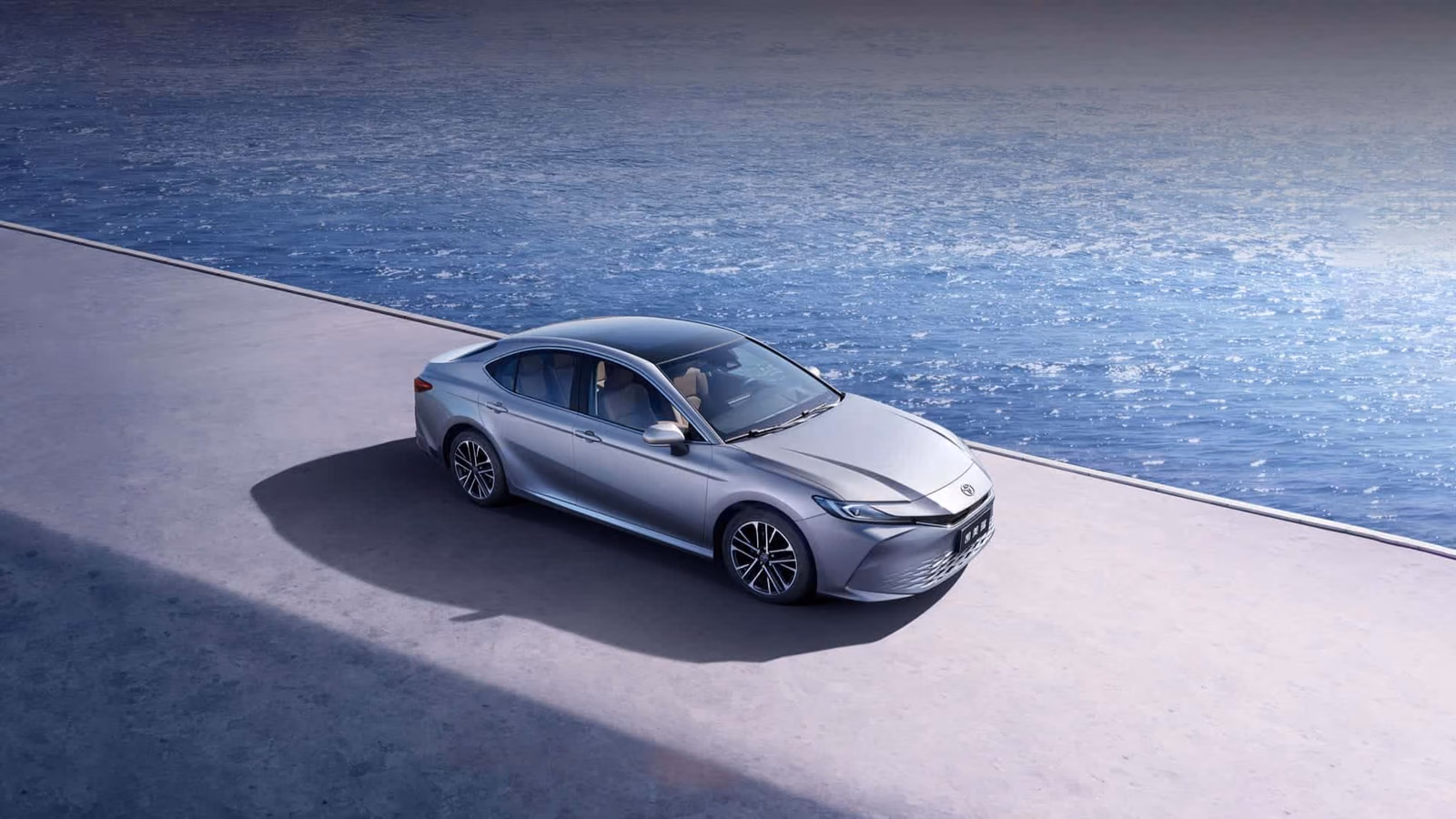 Toyota Camry на набережной, вид сверху сбоку