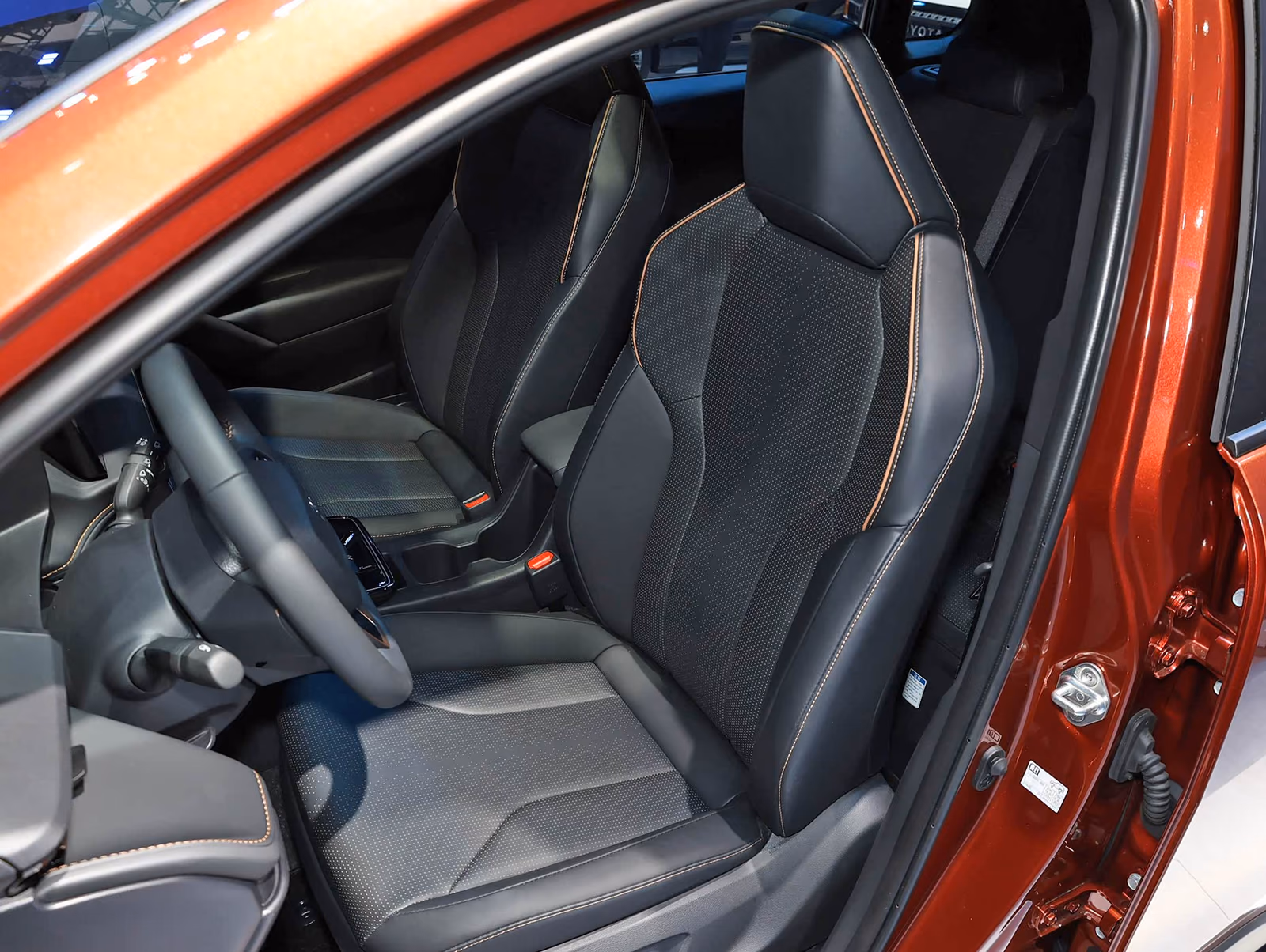 Передние кресла и водительское место китайской Toyota Corolla Cross