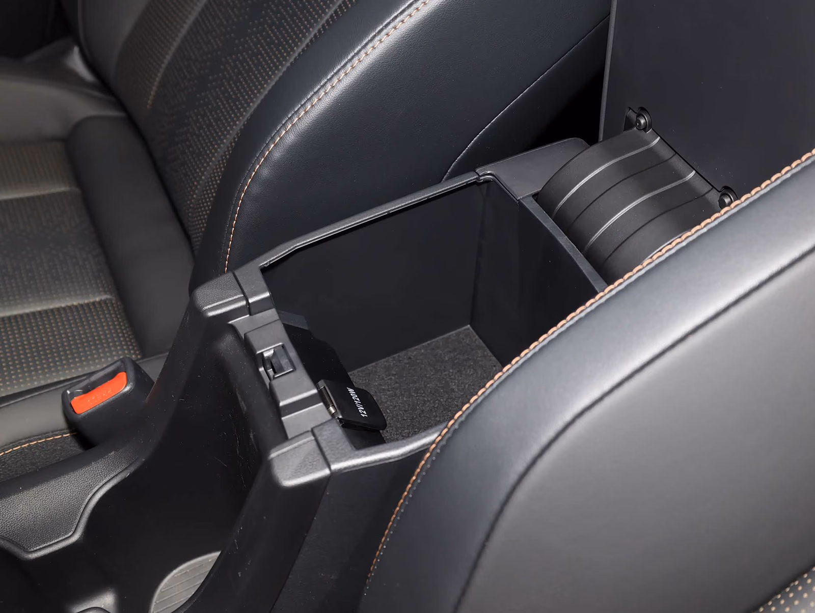 Открытая ниша под центральным подлокотником Toyota Corolla Cross