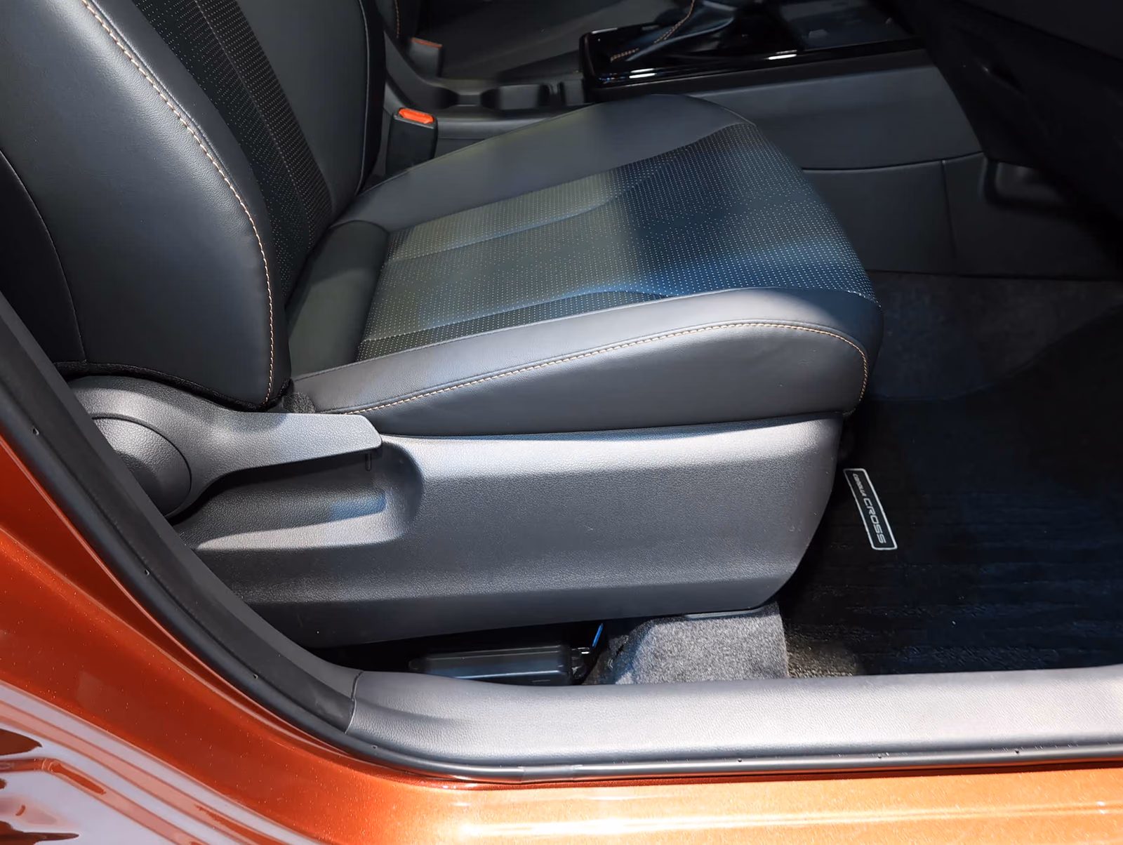 Основание и регулировки переднего сиденья Toyota Corolla Cross