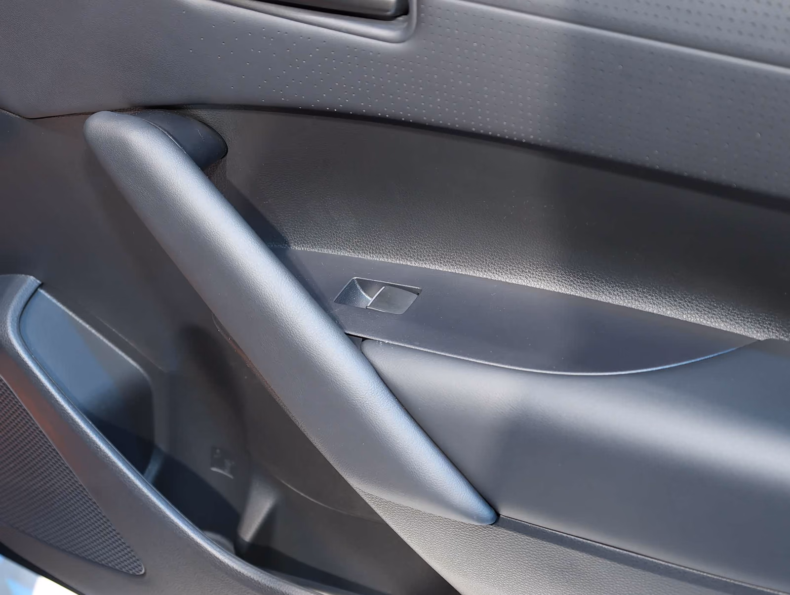 Клавиша стеклоподъёмника задней двери Toyota Corolla Cross