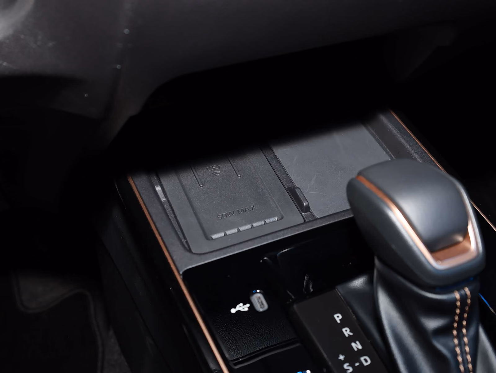 Площадка беспроводной зарядки в центральной консоли Toyota Corolla Cross