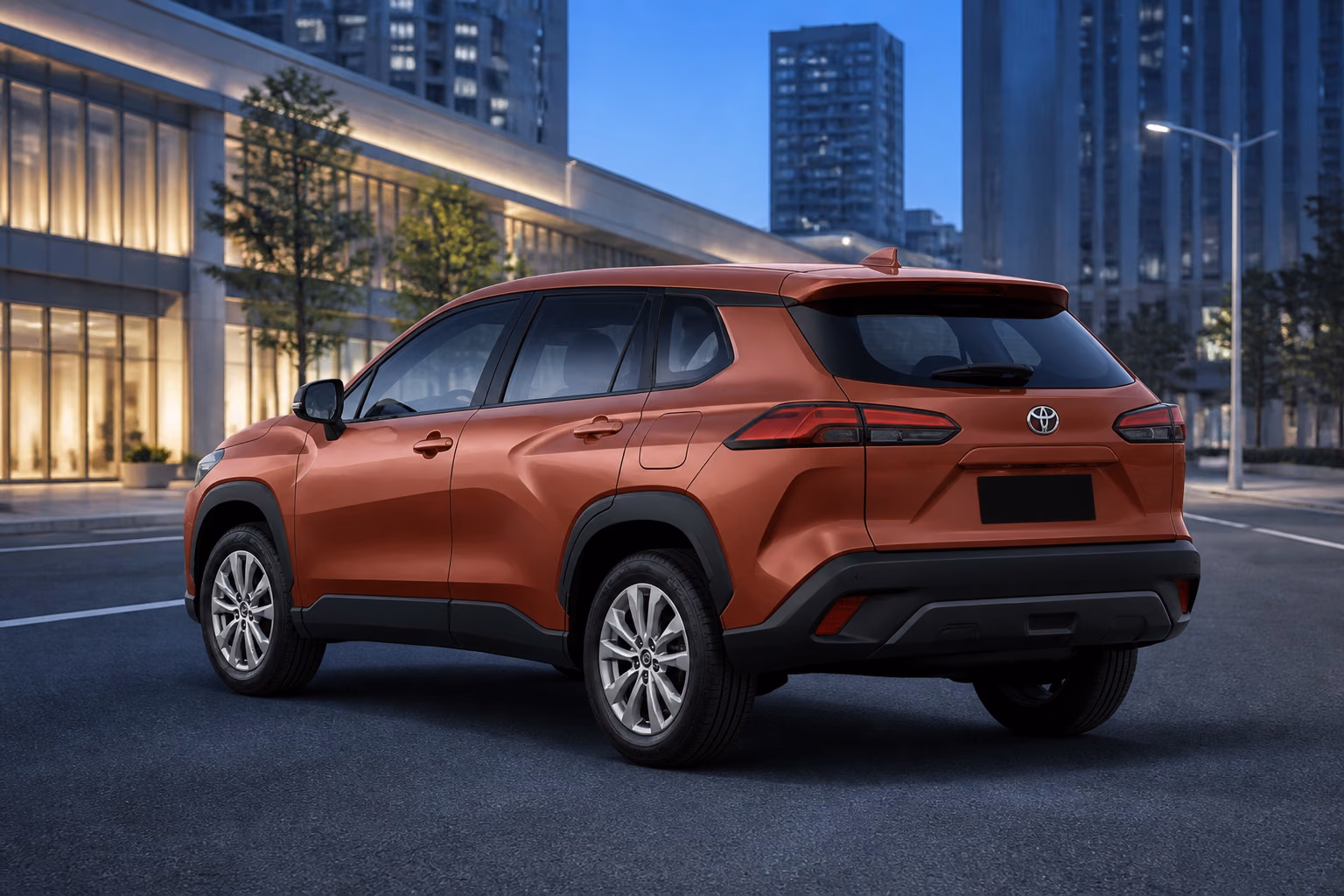 Медная Toyota Corolla Cross на пустой улице современного китайского города