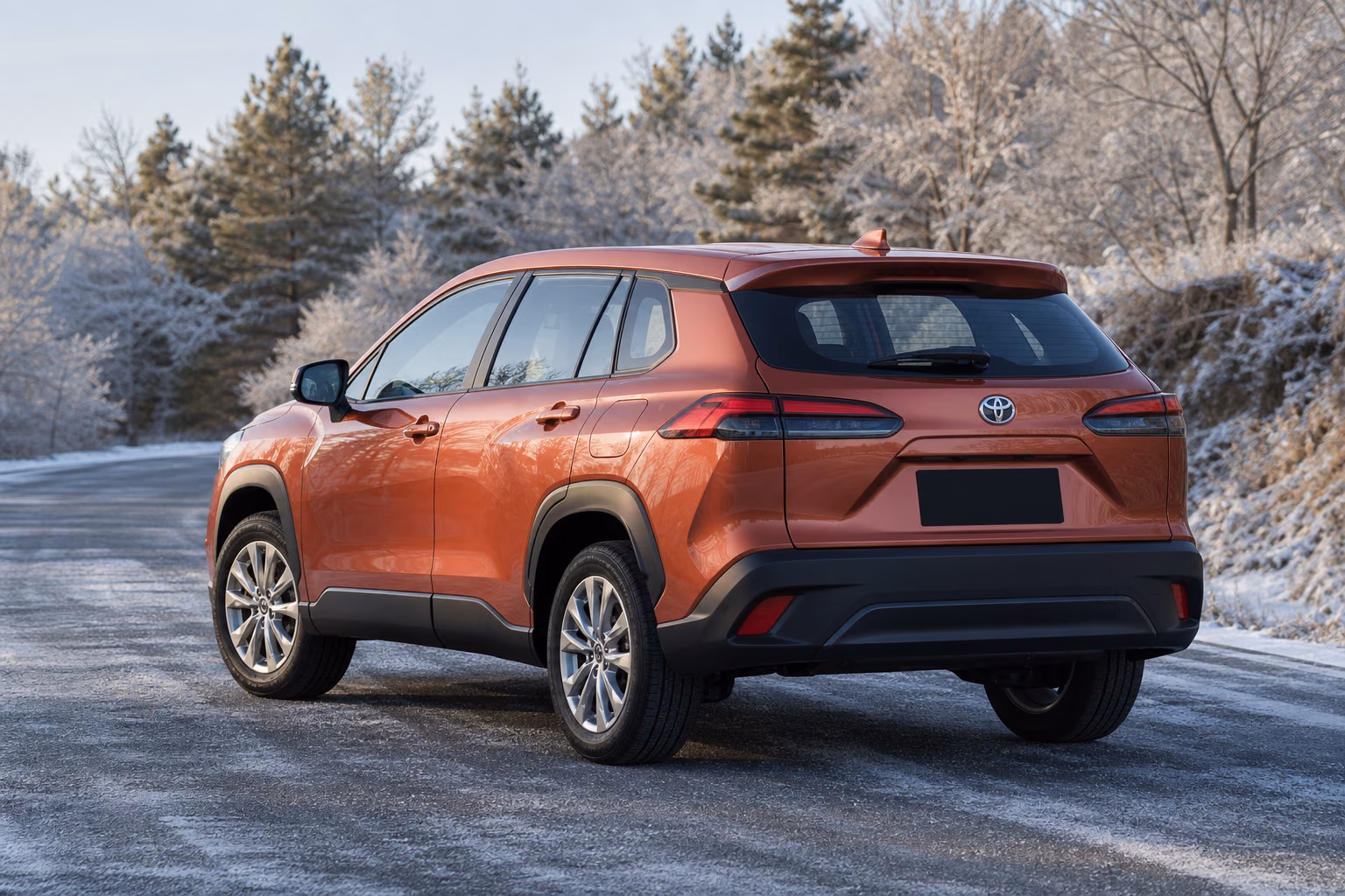 Гибридная Toyota Corolla Cross на пустой заснеженной дороге