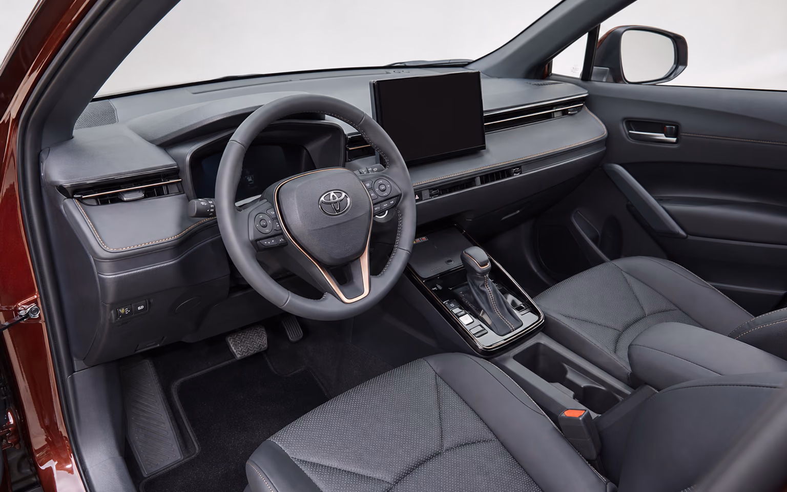 Салон китайской Toyota Corolla Cross с рулём слева и выключенным центральным экраном