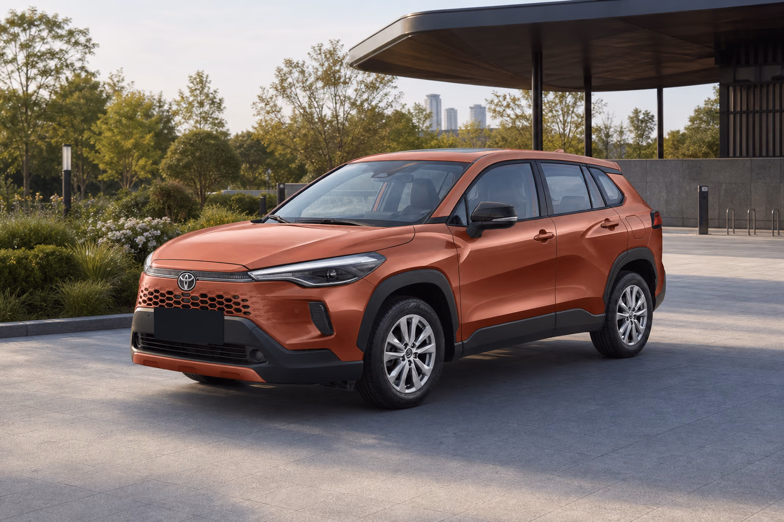 Гибридная Toyota Corolla Cross у городского парка