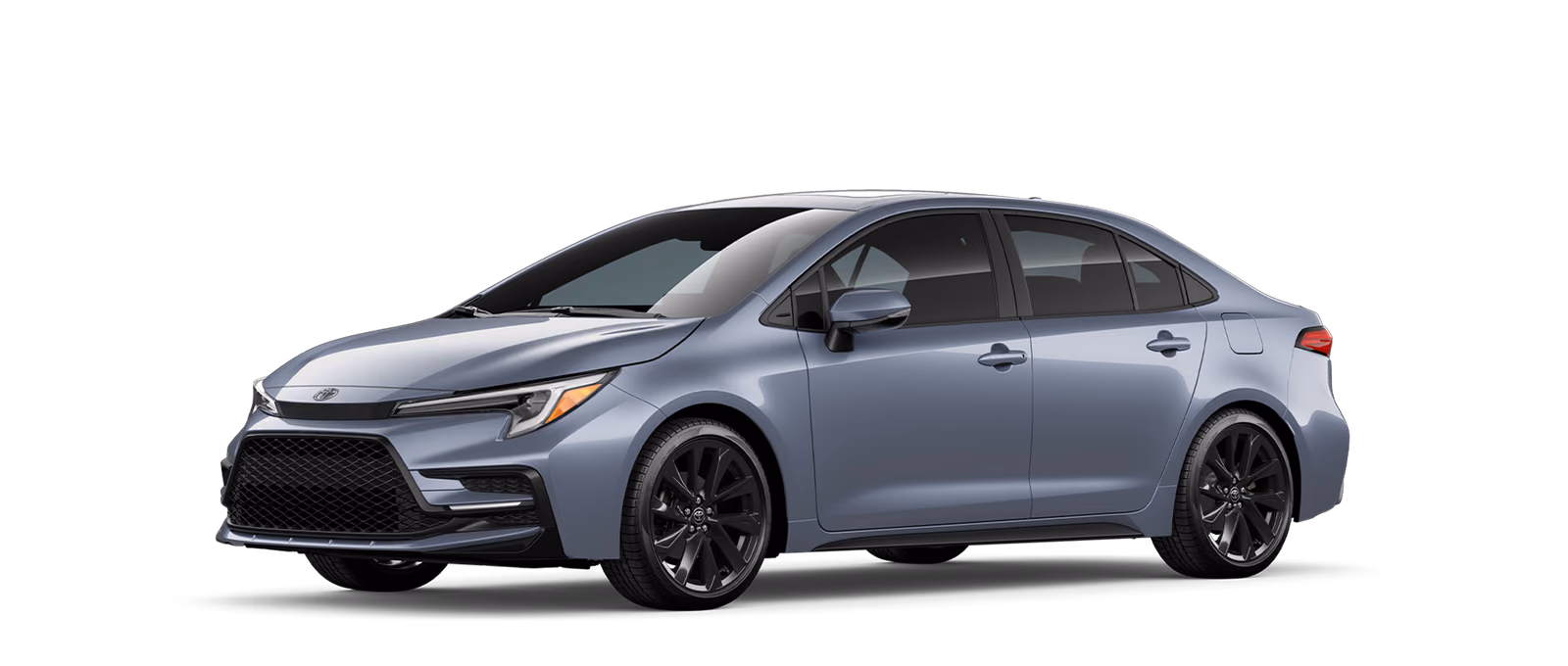 Toyota Corolla в три четверти на светлом фоне