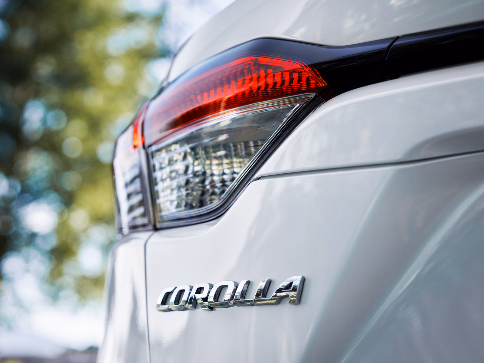 Задний фонарь и шильдик Corolla
