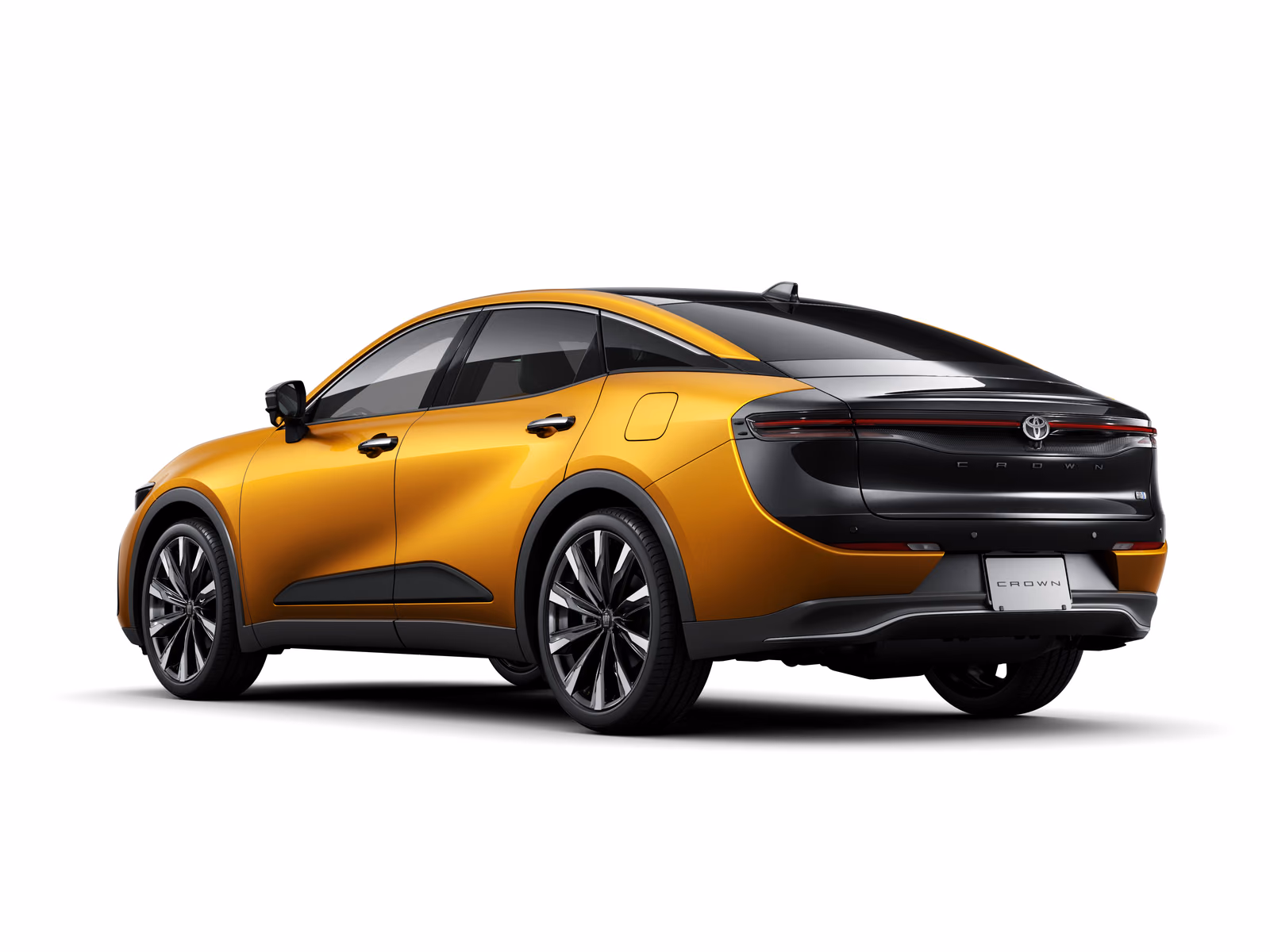 Toyota Crown Crossover — вид сзади в три четверти