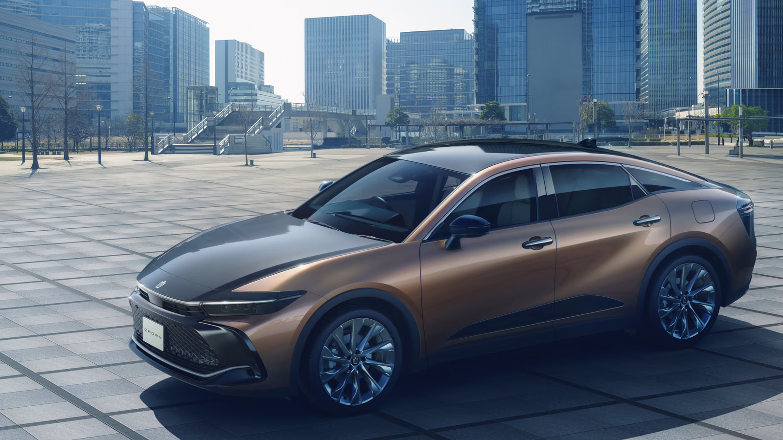 Toyota Crown Crossover — городской ракурс