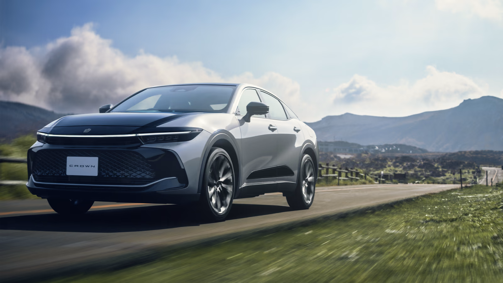 Toyota Crown Crossover — движение по загородной дороге