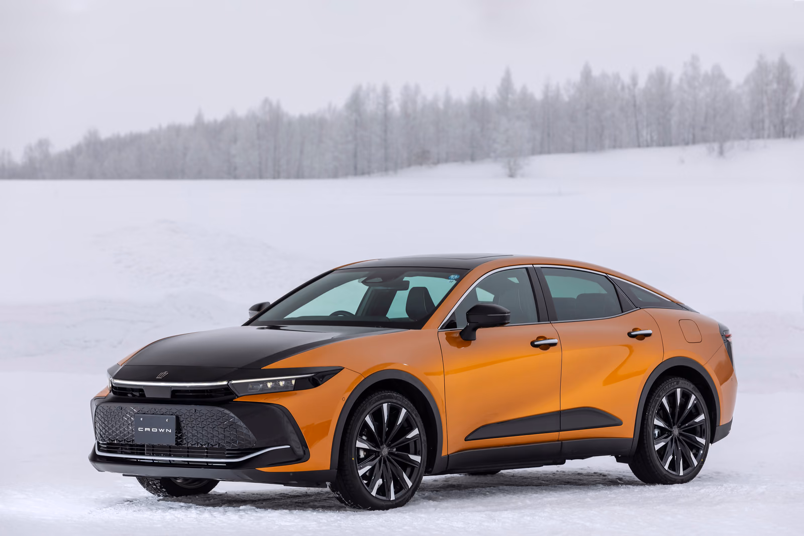 Toyota Crown Crossover — передний ракурс на снегу