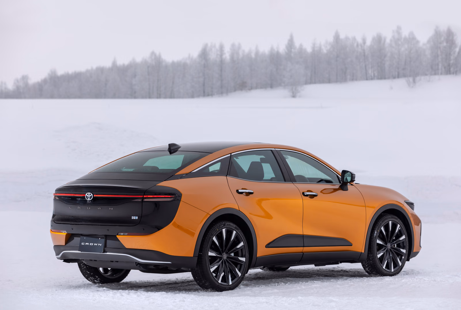 Toyota Crown Crossover — задний ракурс на снегу