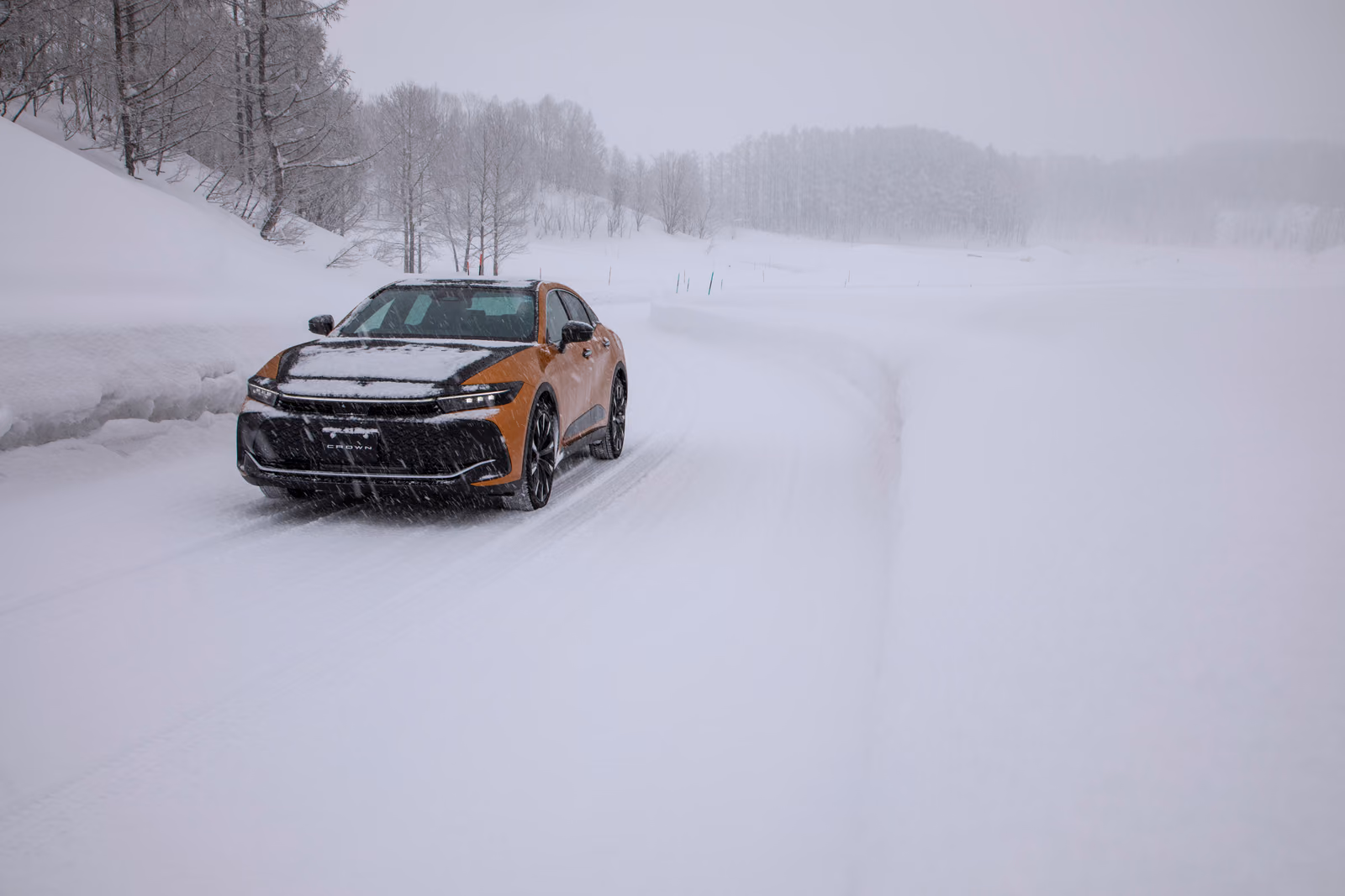 Toyota Crown Crossover — зимний динамический ракурс