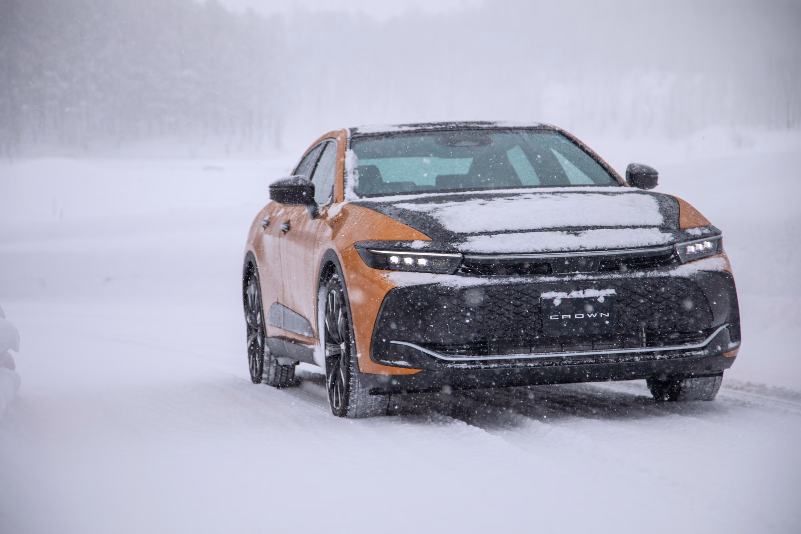 Toyota Crown Crossover — вид спереди во время зимних испытаний