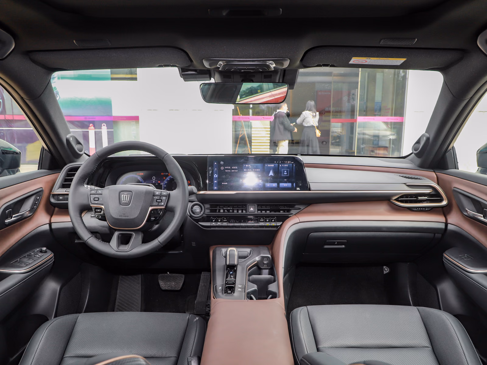 Toyota Crown SportCross — панорама леворульного салона