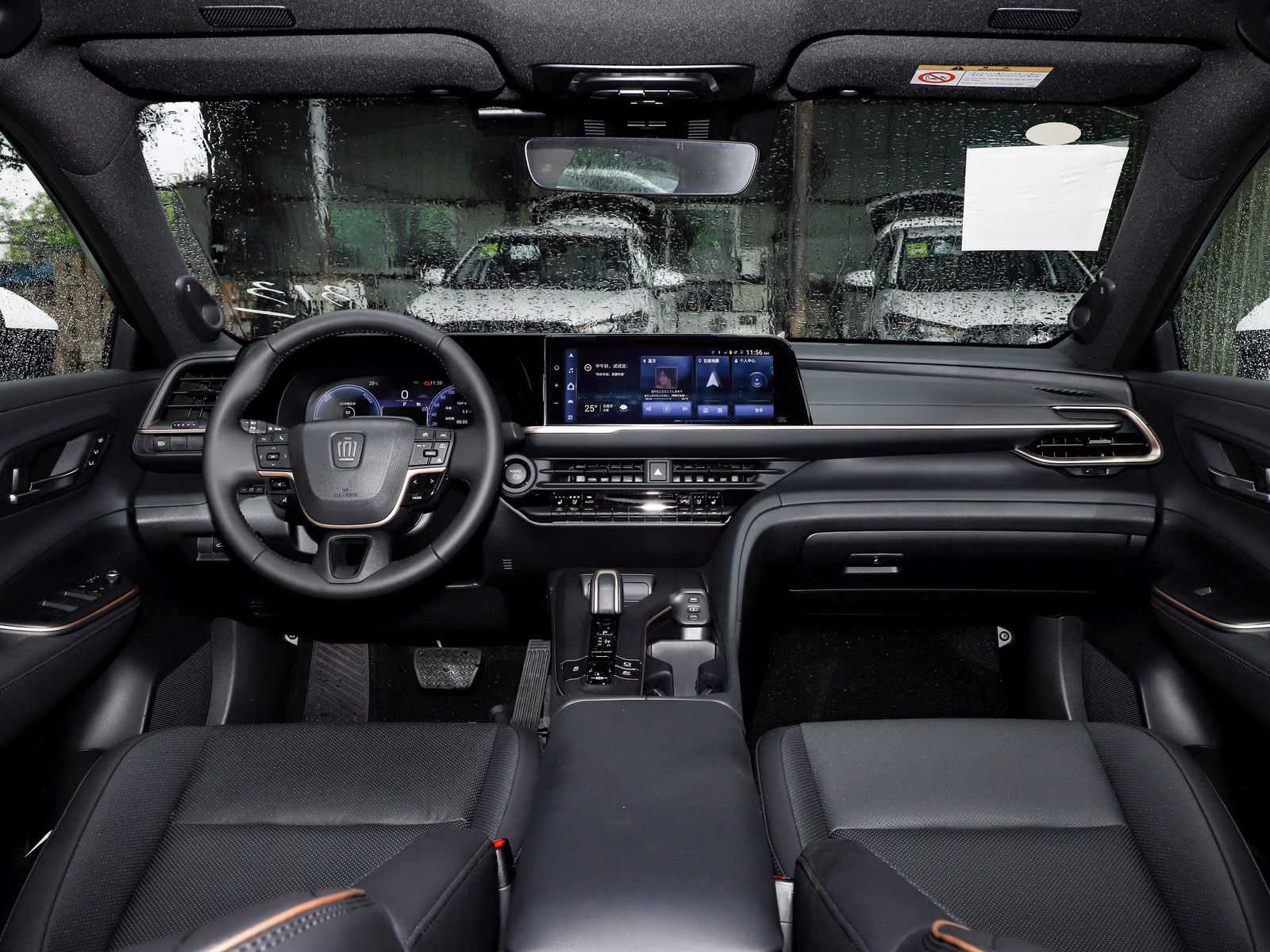 Toyota Crown SportCross — чёрный леворульный салон