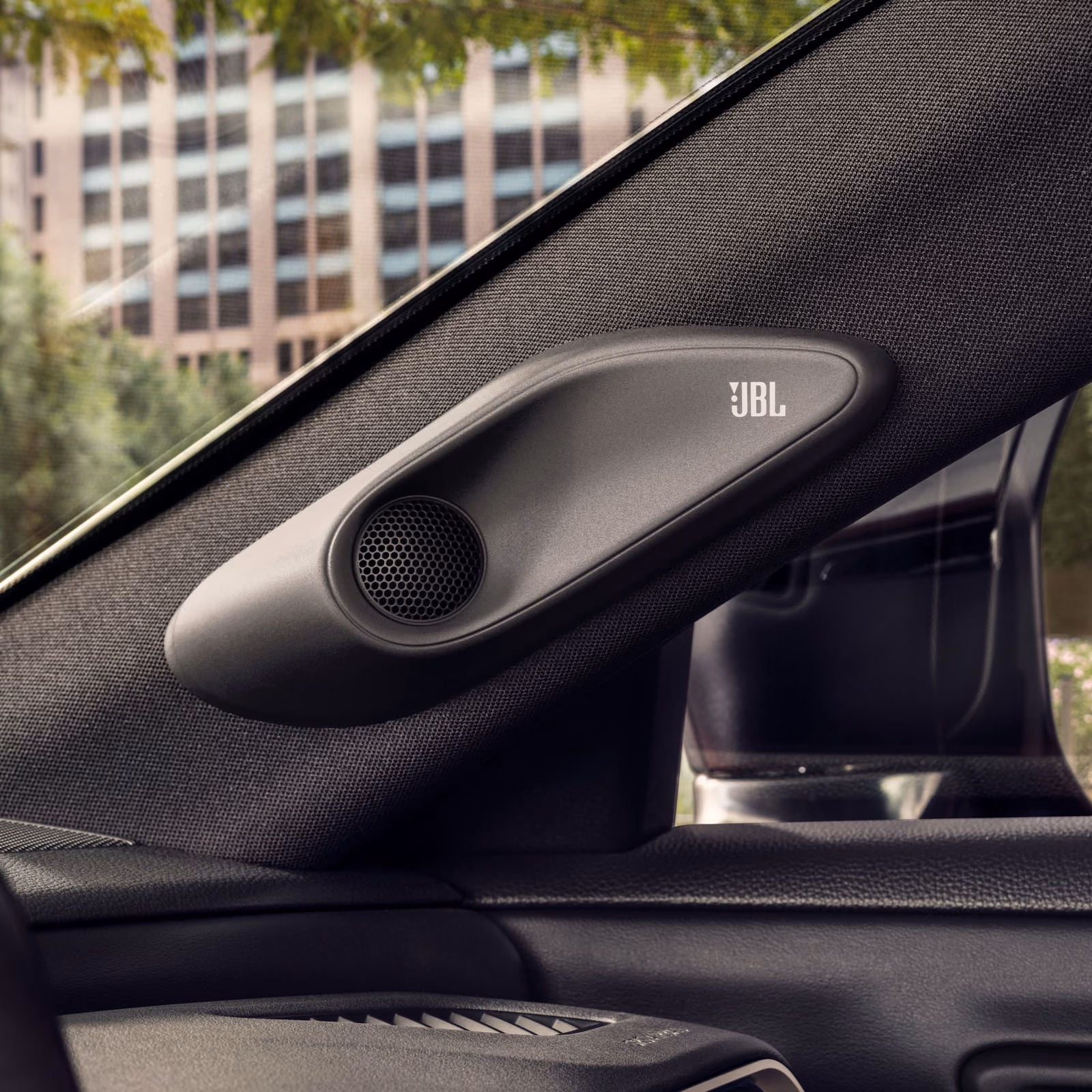 Аудиосистема JBL в Toyota Crown