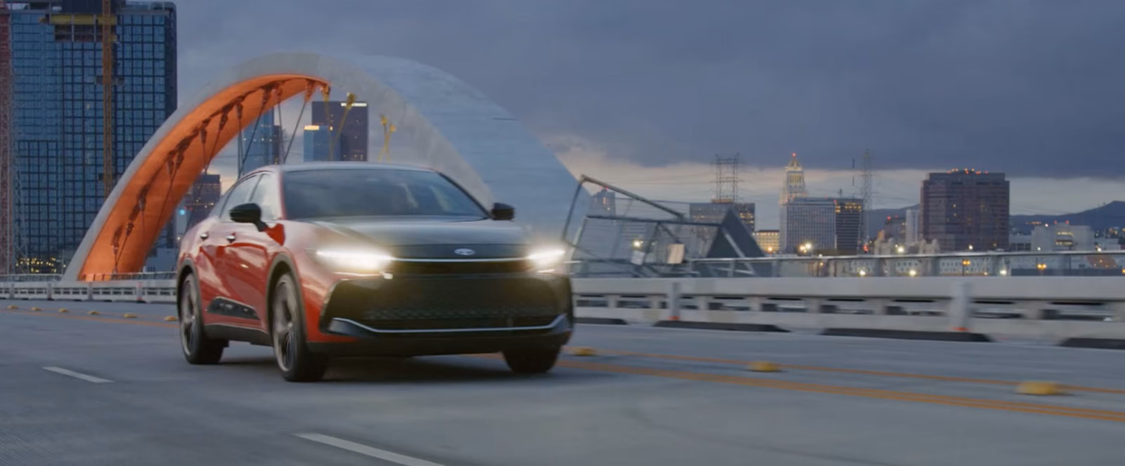 Toyota Crown на мосту вечером