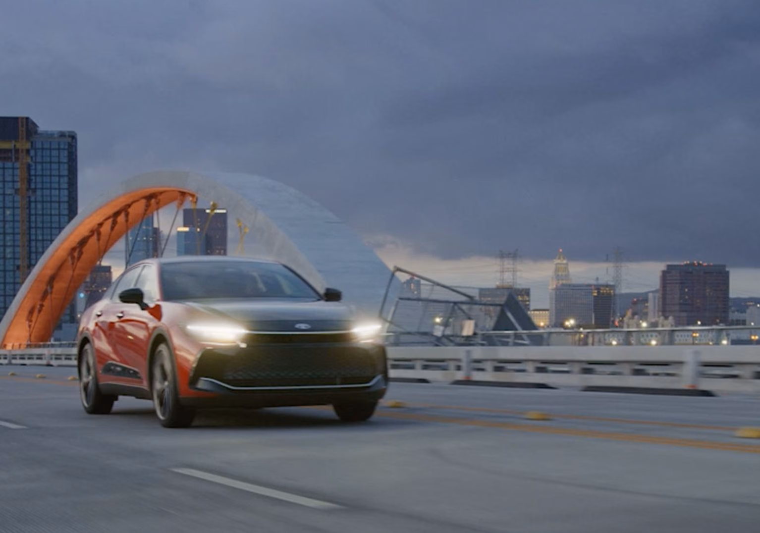 Toyota Crown на городском мосту