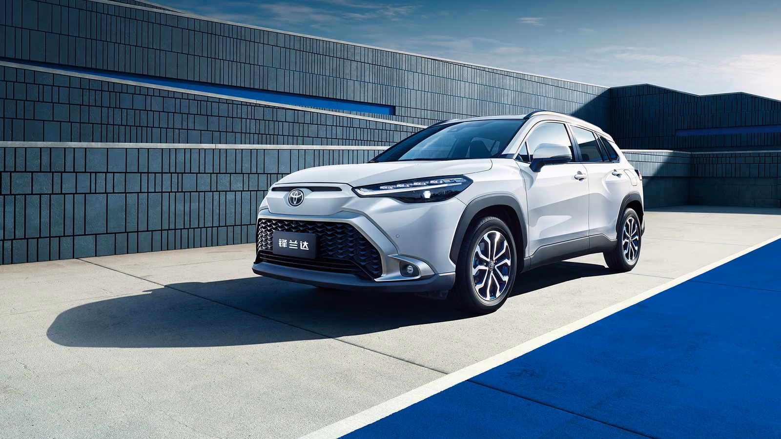 Toyota Frontlander — белый кузов спереди в три четверти