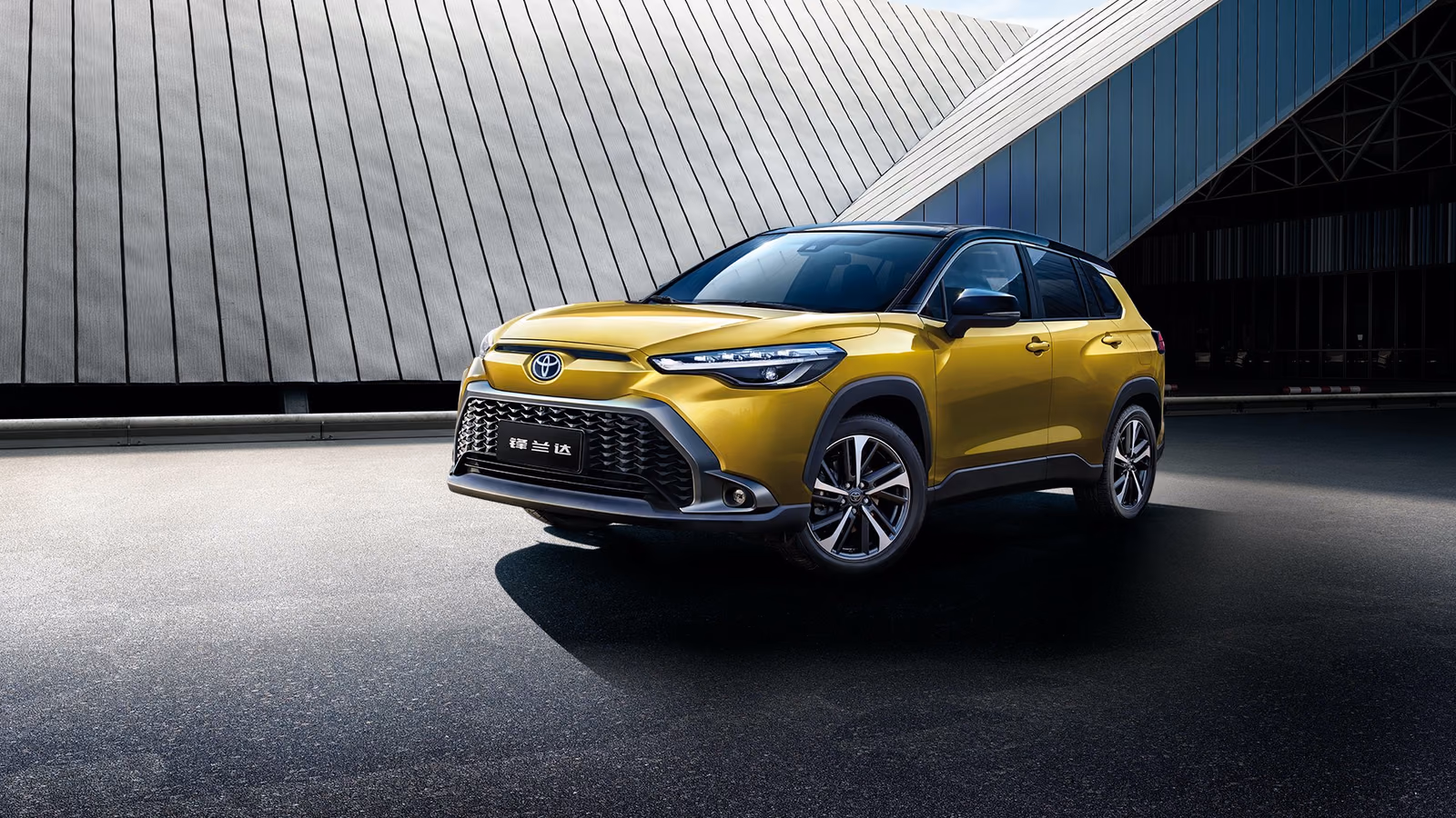 Toyota Frontlander — жёлтый кузов спереди в три четверти